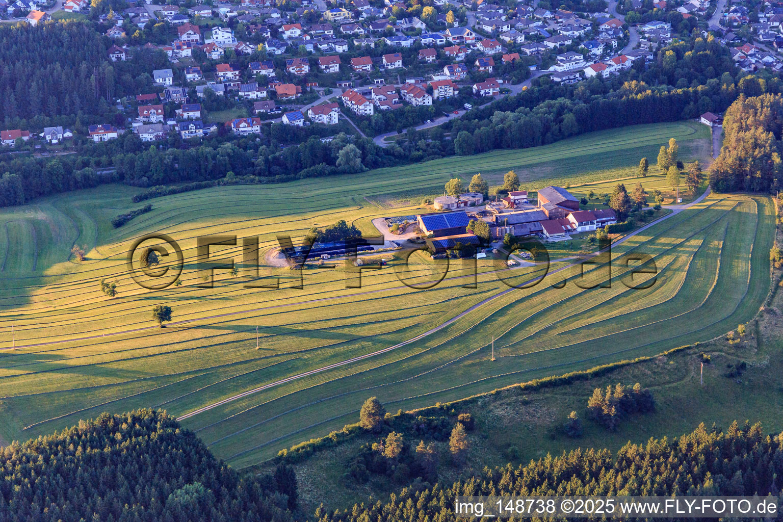 Vue aérienne de Aussiedlerhof au milieu des prairies fauchées le soir à Niedereschach dans le département Bade-Wurtemberg, Allemagne