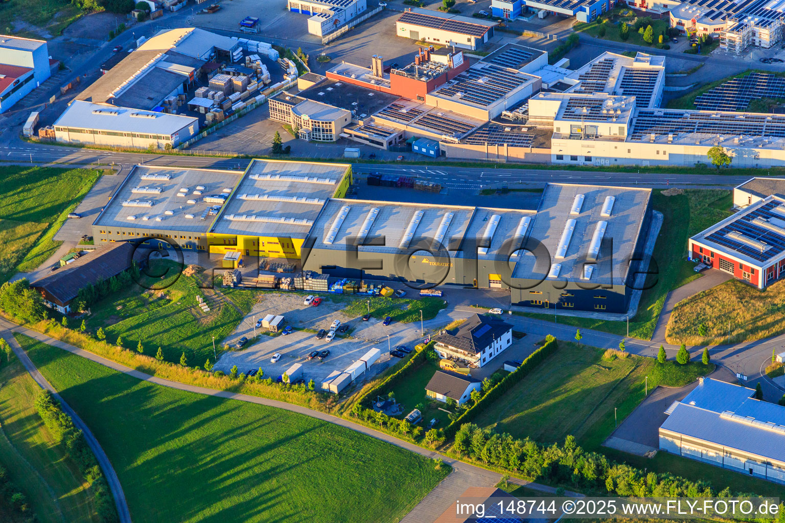 Vue aérienne de TOURATECH GmbH à Niedereschach dans le département Bade-Wurtemberg, Allemagne