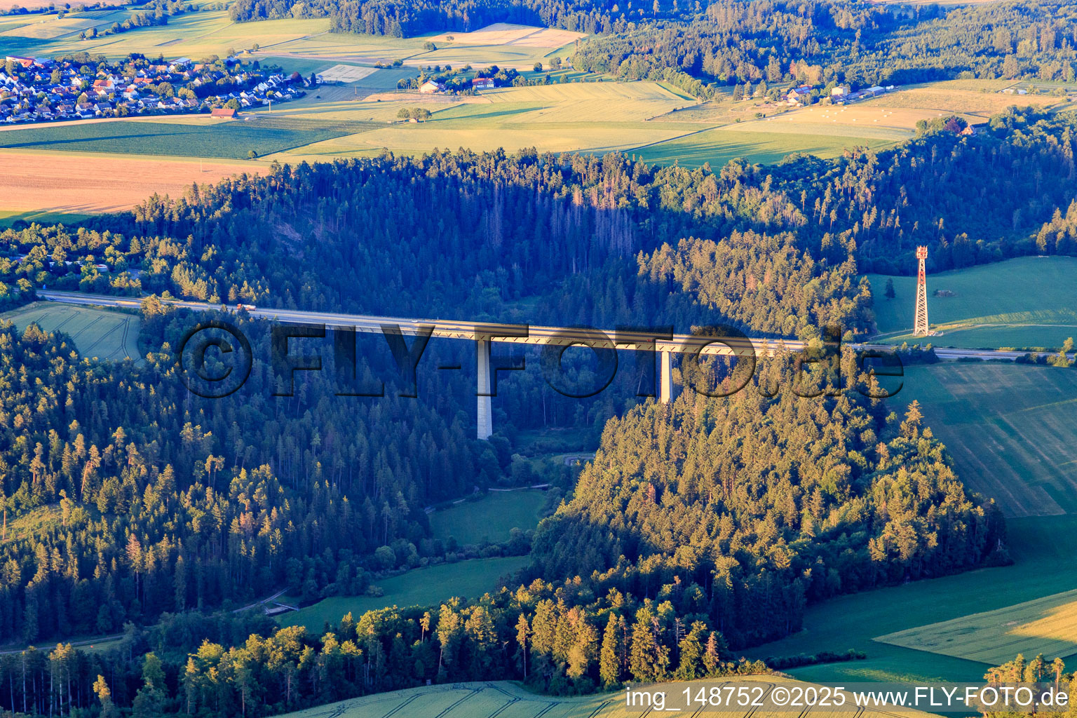 Vue aérienne de Pont autoroutier de l'A81 sur l'Eschachtal à le quartier Horgen in Zimmern ob Rottweil dans le département Bade-Wurtemberg, Allemagne