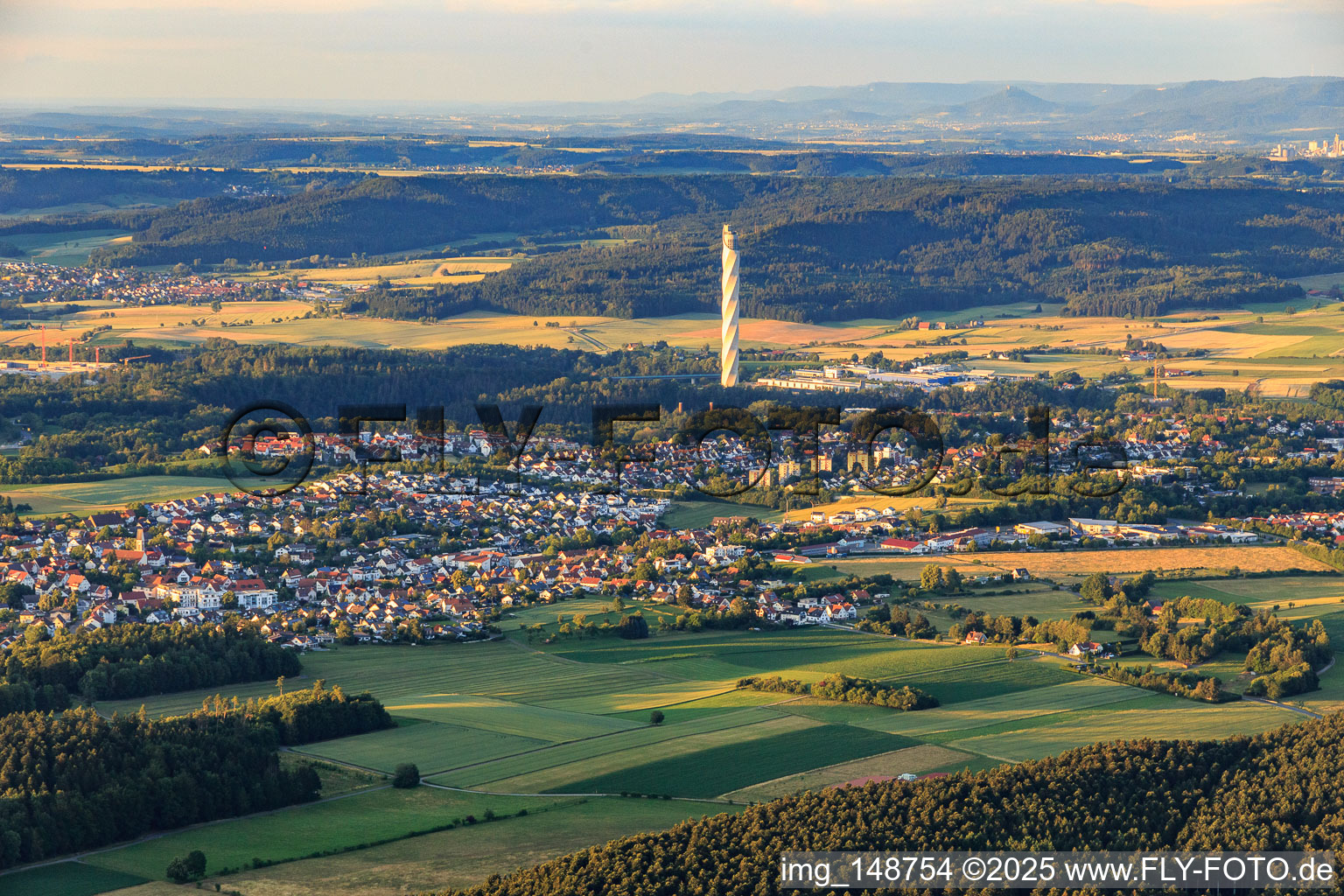 Vue aérienne de Vue d'ensemble du site depuis l'ouest avec la tour d'essai des ascenseurs en arrière-plan à Zimmern ob Rottweil dans le département Bade-Wurtemberg, Allemagne