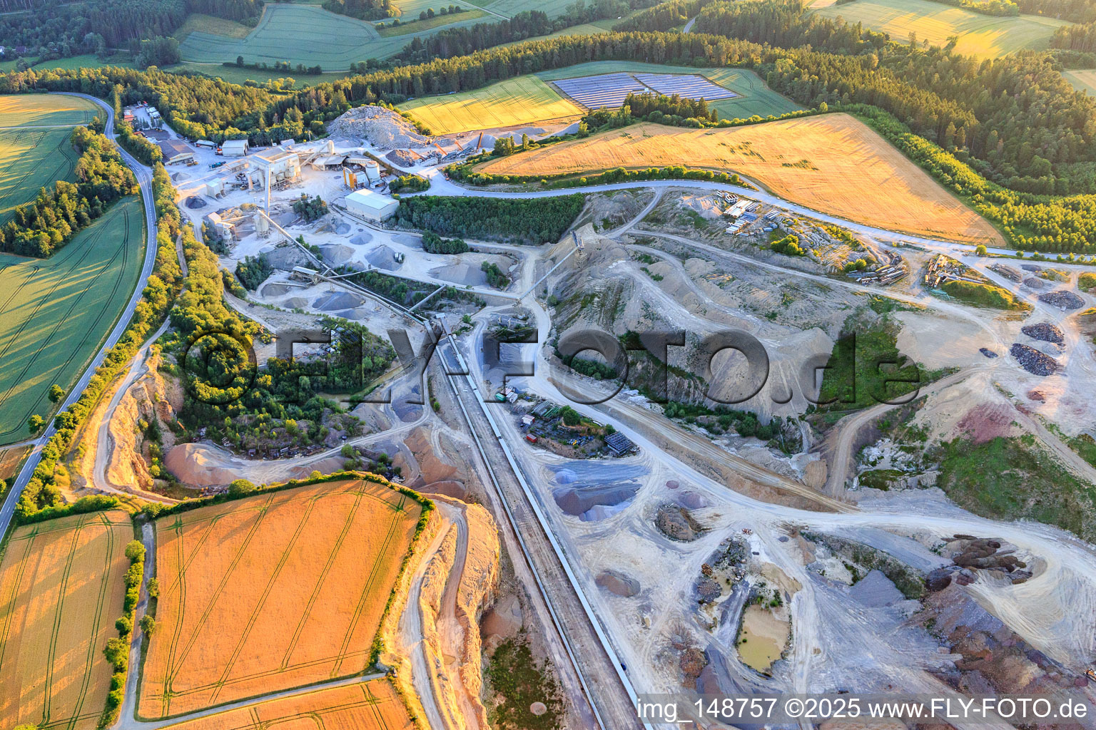 Vue aérienne de Rottweiler Transportbeton GmbH & Co. KG Usine de Horgen, BAU-UNION GmbH & Co. Vereinigte Schotterwerke KG Usine de Horgen dans la carrière Zimmern ob Rottweil-Horgen à Zimmern ob Rottweil dans le département Bade-Wurtemberg, Allemagne