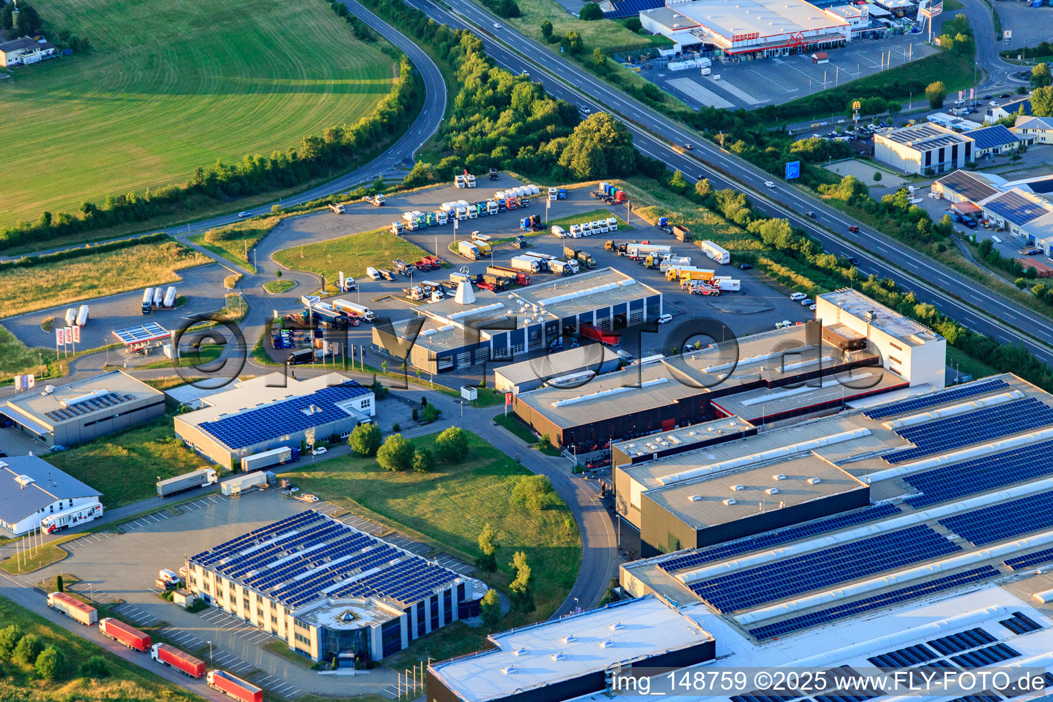 Vue aérienne de Riess GmbH & Co. KG, Centre de compétences pour camions | Mercedes-Benz | Service de remorquage DAF et ASS Car GmbH à Zimmern ob Rottweil dans le département Bade-Wurtemberg, Allemagne