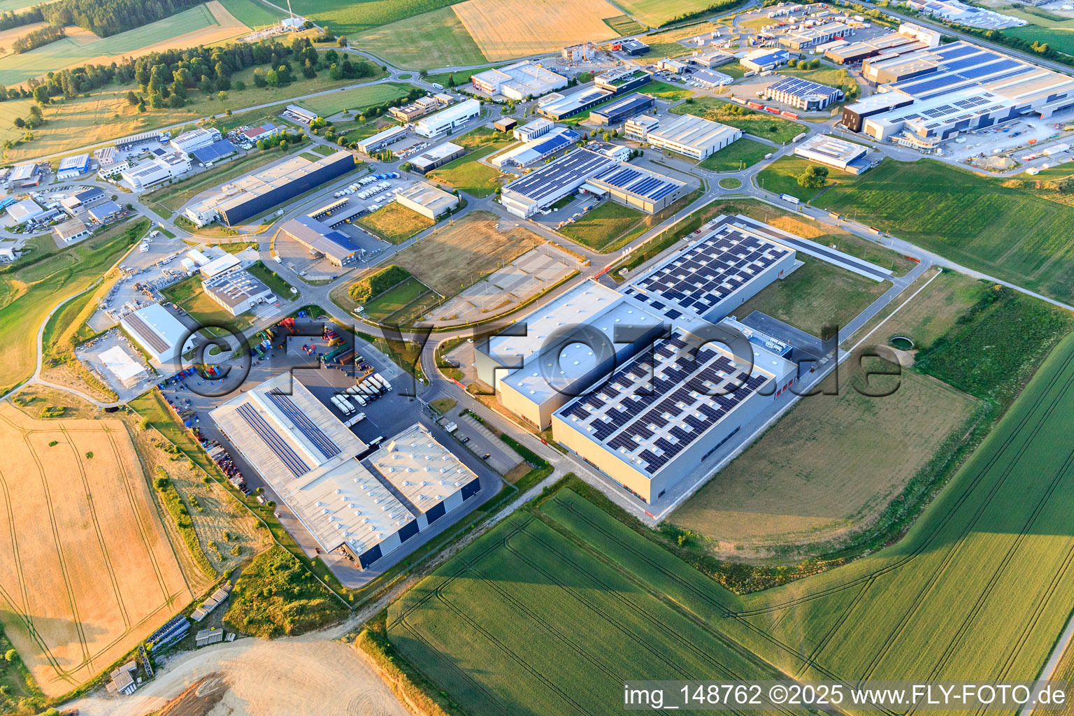 Vue aérienne de Zone industrielle Schwarzwaldring/Albring avec Maschinenfabrik Berthold Hermle AG, Bucher Stahlhandel GmbH, BAH Personaldienste GmbH, weisenburger bau GmbH, acp Systems AG et ACI Systems GmbH et Müller Hydraulik GmbH à Zimmern ob Rottweil dans le département Bade-Wurtemberg, Allemagne