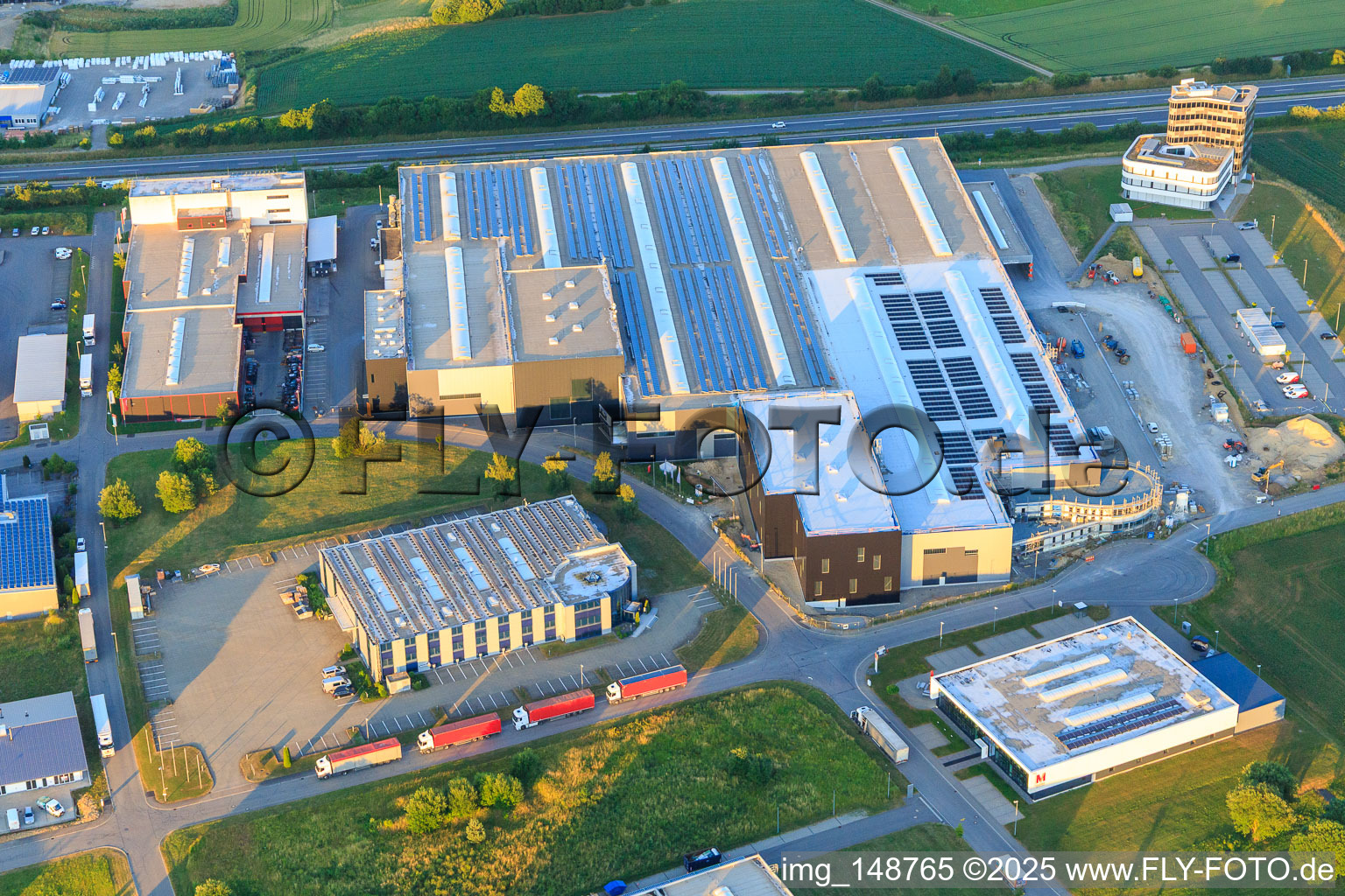 Vue aérienne de Bucher Stahlhandel GmbH, BAH Personaldienste GmbH, weisenburger bau GmbH, acp Systems AG et ACI Systems GmbH et Müller Hydraulik GmbH à Zimmern ob Rottweil dans le département Bade-Wurtemberg, Allemagne