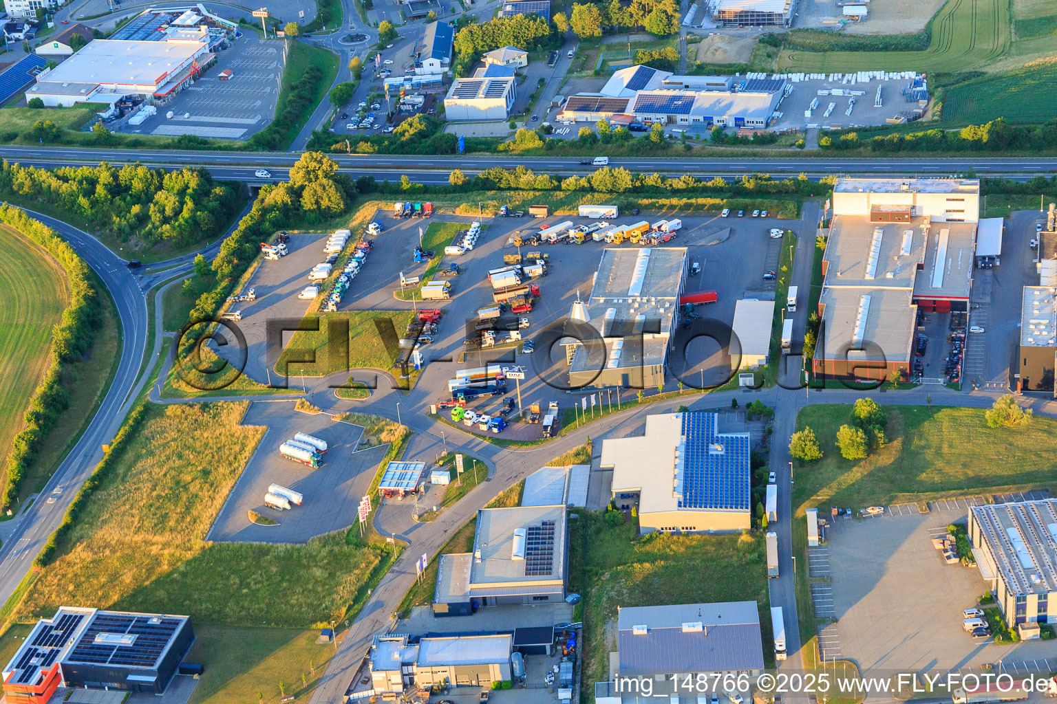 Vue aérienne de Riess GmbH & Co. KG, Centre de compétence camions | Mercedes-Benz | DAF, ASS Car GmbH Towing Service et Schöler Fördertechnik AG à Zimmern ob Rottweil dans le département Bade-Wurtemberg, Allemagne