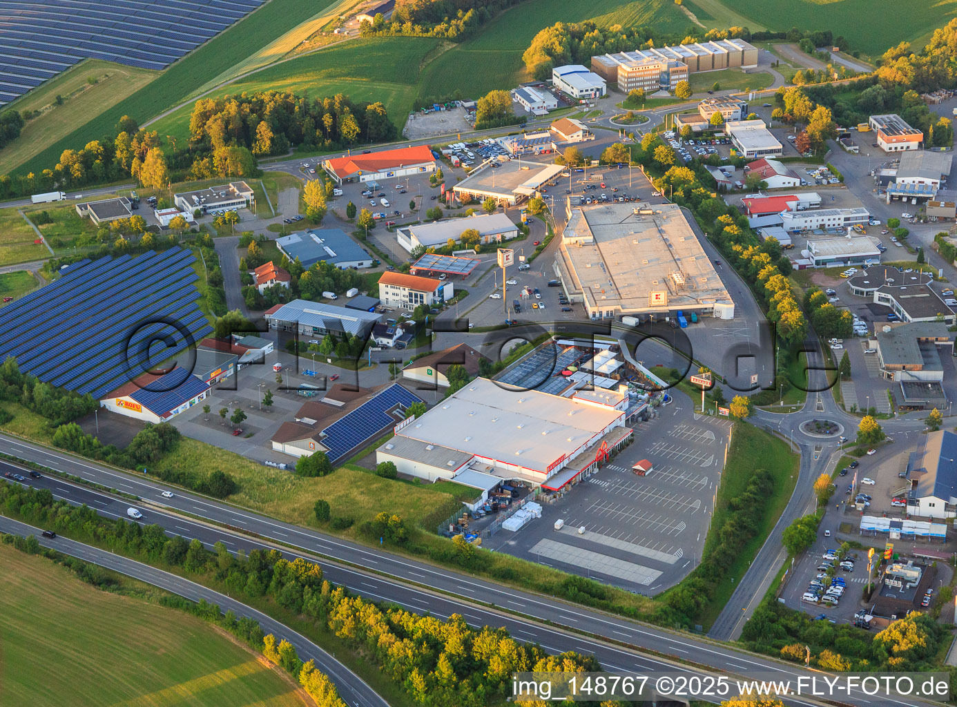 Vue aérienne de Zone commerciale Raiffeisenstraße avec BAUHAUS, Kaufland Zimmern ob Rottweil à Zimmern ob Rottweil dans le département Bade-Wurtemberg, Allemagne