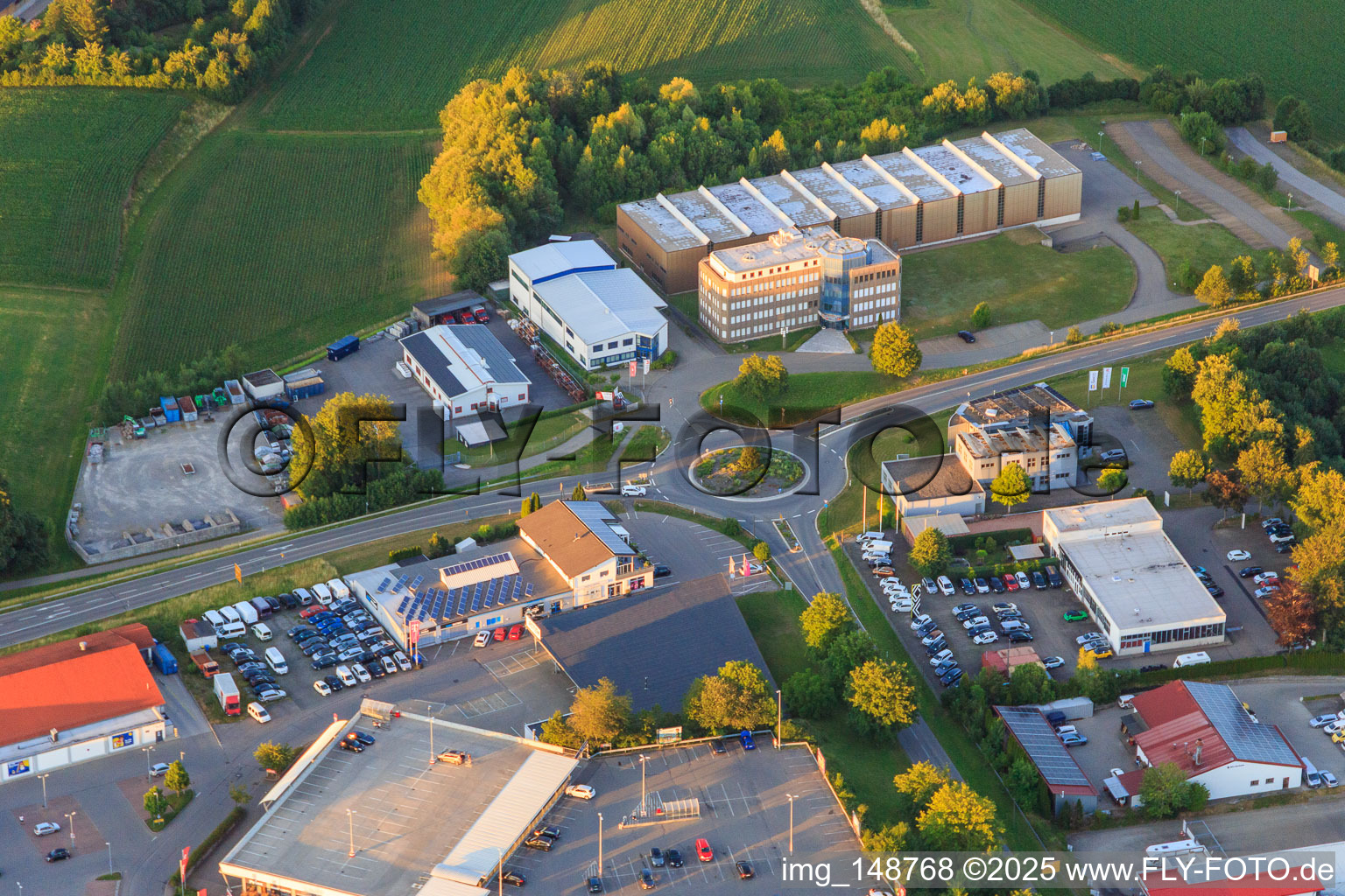 Vue aérienne de Zone industrielle d'Axtbühl avec Pfiffner GmbH et Schrenk GmbH à Zimmern ob Rottweil dans le département Bade-Wurtemberg, Allemagne