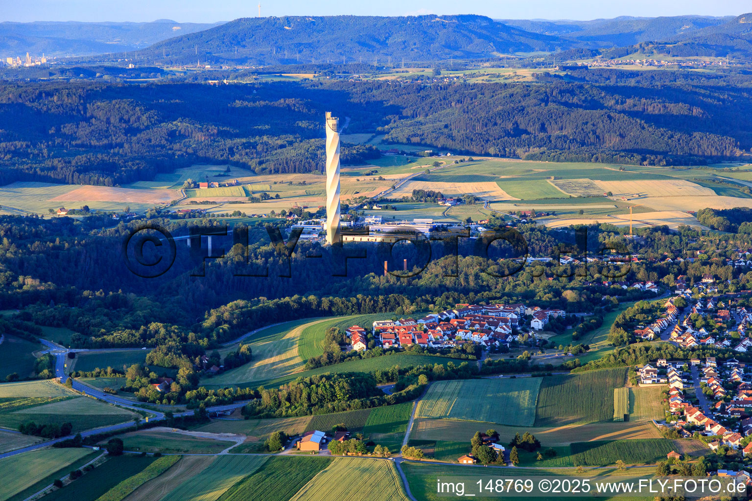 Vue aérienne de Tour d'essai de l'ascenseur TK vue de l'ouest et de la nouvelle zone de développement Hegneberg (Überlinger Straße) à Rottweil dans le département Bade-Wurtemberg, Allemagne
