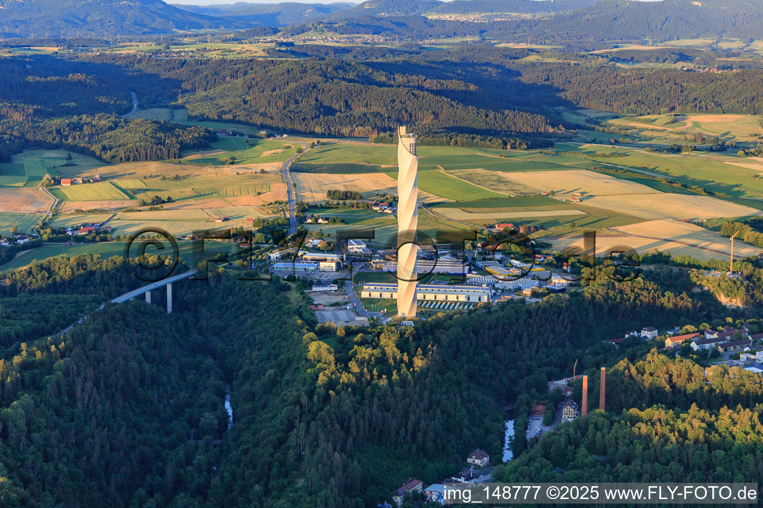 Vue aérienne de Tour d'essai de l'ascenseur TK vue de l'ouest dans la soirée à Rottweil dans le département Bade-Wurtemberg, Allemagne