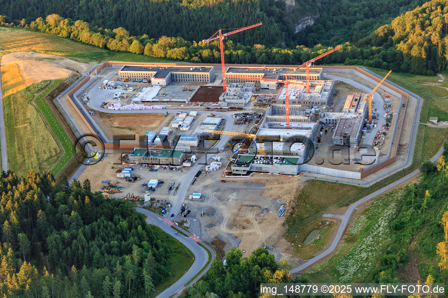 Vue aérienne de Chantier de construction du nouvel établissement correctionnel Rottweil vu de l'ouest en soirée à Rottweil dans le département Bade-Wurtemberg, Allemagne