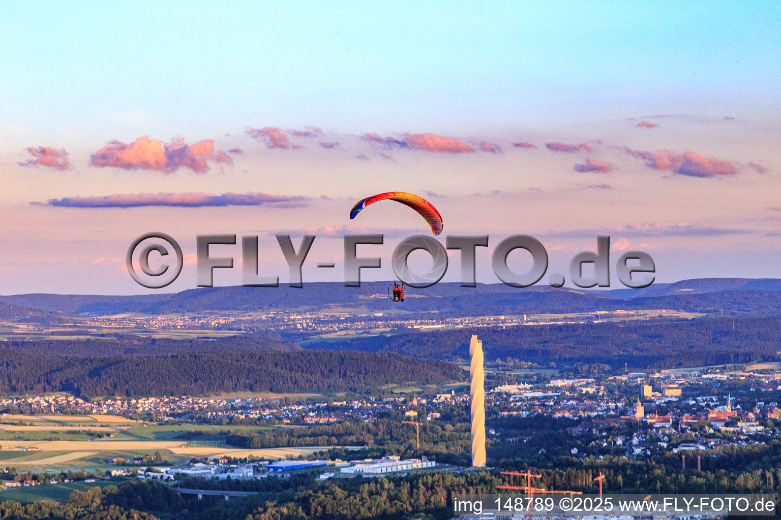 Vue aérienne de Parapentistes devant la tour d'essai de l'ascenseur TK à Rottweil dans le département Bade-Wurtemberg, Allemagne