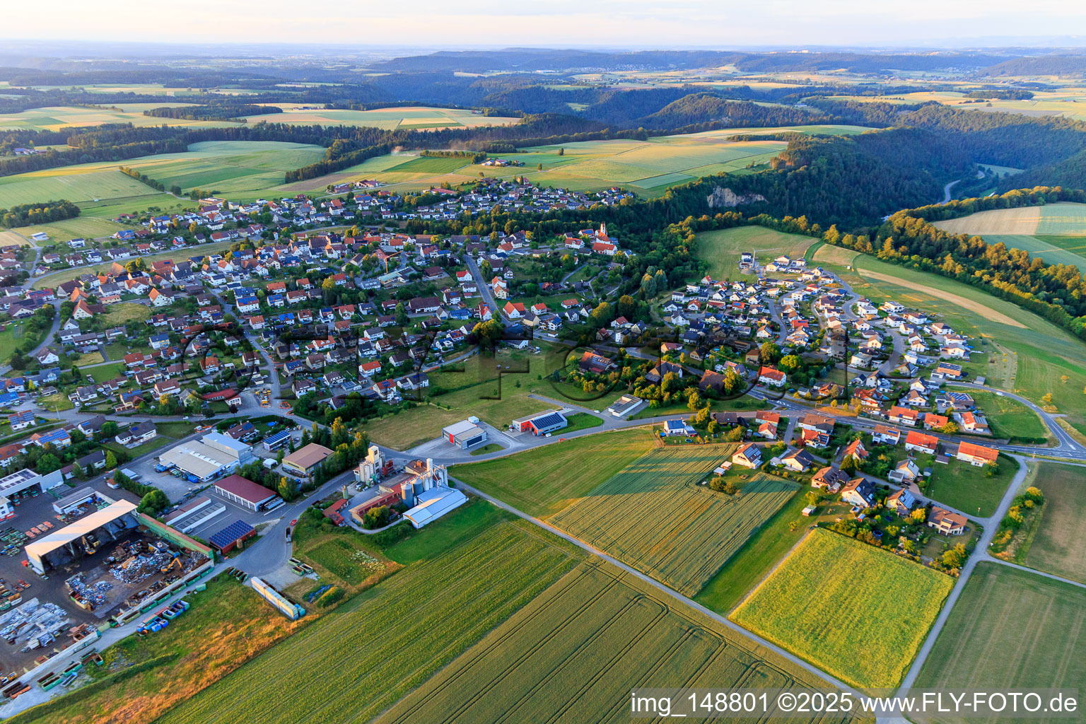 Vue aérienne de Vue de la ville depuis le sud-ouest à le quartier Herrenzimmern in Bösingen dans le département Bade-Wurtemberg, Allemagne