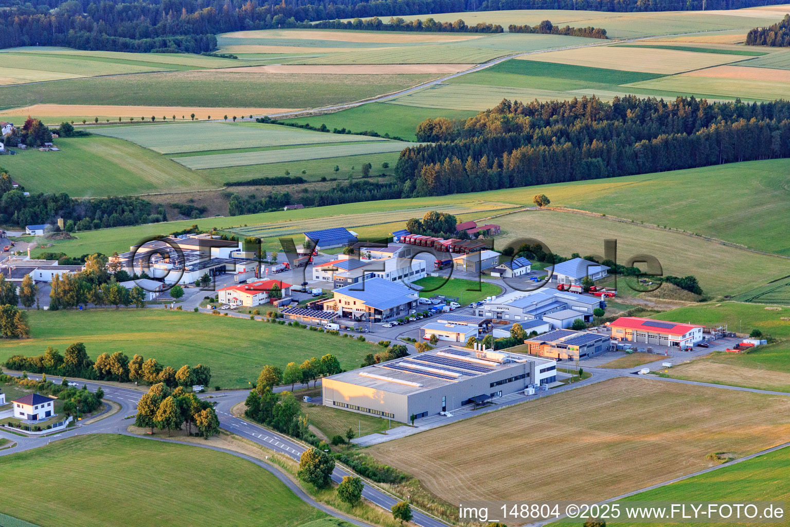 Vue aérienne de Parc industriel Pfarrbrühl/Riedstraße avec BAH Industrial Solutions GmbH, Bösinger Fleischwaren GmbH et LTT. GmbH & Co. KG Traitement laser à Bösingen dans le département Bade-Wurtemberg, Allemagne