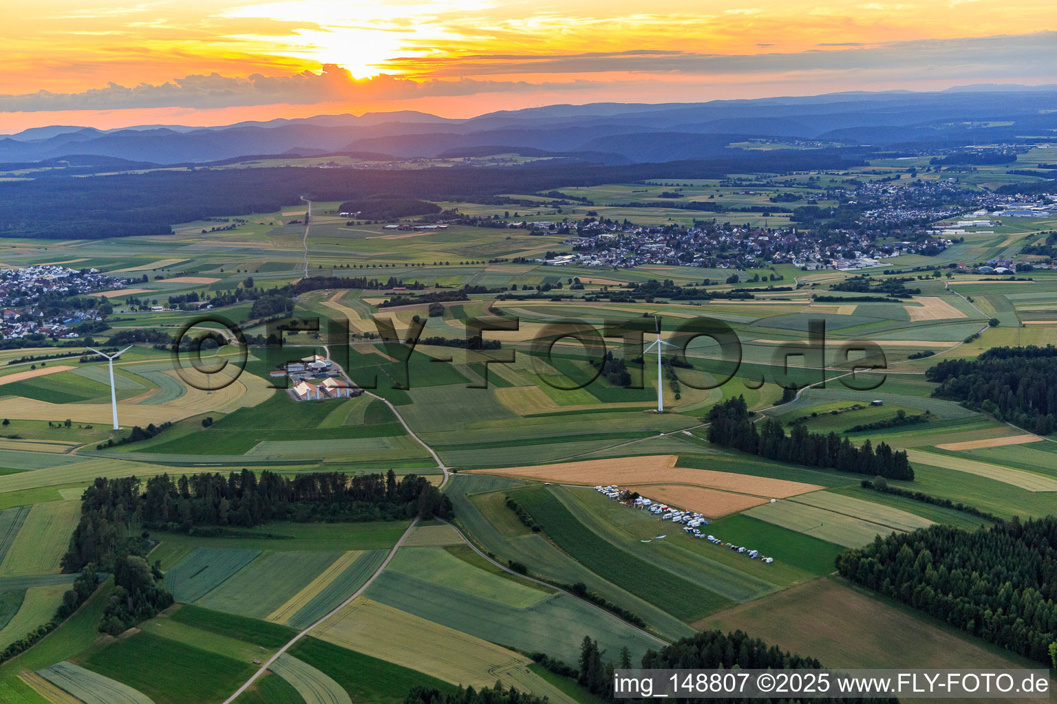 Vue aérienne de Coucher de soleil sur la Forêt-Noire avec des éoliennes à le quartier Waldmössingen in Schramberg dans le département Bade-Wurtemberg, Allemagne