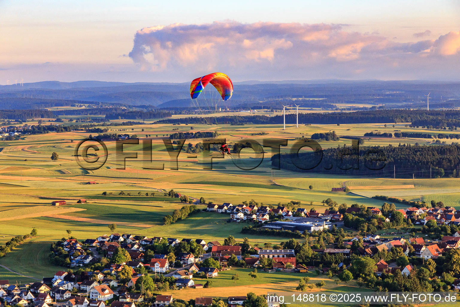 Vue aérienne de Vue du village avec parapente à le quartier Beffendorf in Oberndorf am Neckar dans le département Bade-Wurtemberg, Allemagne