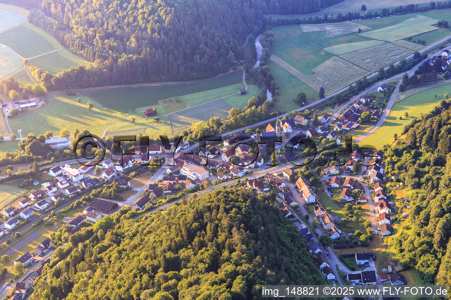 Vue aérienne de Vue du village dans la vallée du Neckar depuis l'ouest à le quartier Altoberndorf in Oberndorf am Neckar dans le département Bade-Wurtemberg, Allemagne
