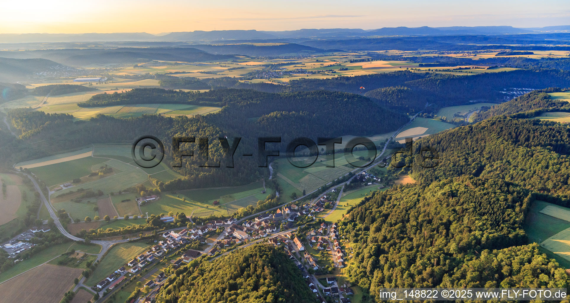 Vue aérienne de Vue du village dans la vallée du Neckar depuis le nord-ouest à le quartier Altoberndorf in Oberndorf am Neckar dans le département Bade-Wurtemberg, Allemagne