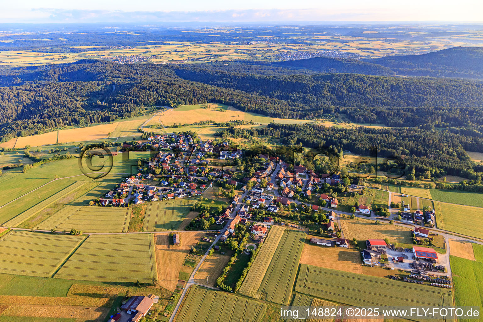 Vue aérienne de Vue du village depuis le sud à le quartier Brittheim in Rosenfeld dans le département Bade-Wurtemberg, Allemagne