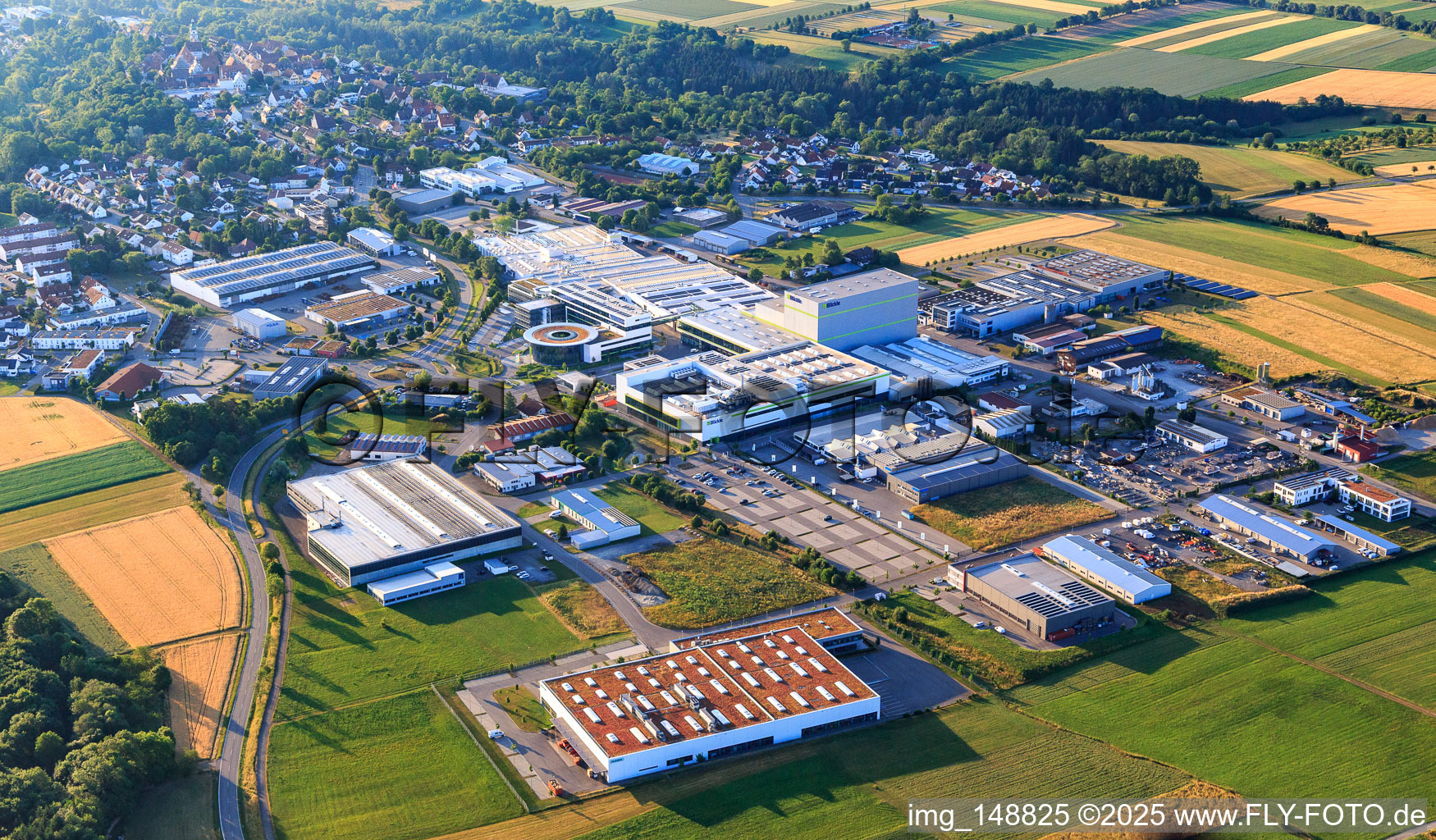 Vue aérienne de Parc industriel de Maybachstraße avec Flexco Europe GmbH, euroTECH Handling GmbH, chefbeschlag GmbH, MAFU Group et Blickle Räder+Rollen GmbH u. Co. KG à Rosenfeld dans le département Bade-Wurtemberg, Allemagne