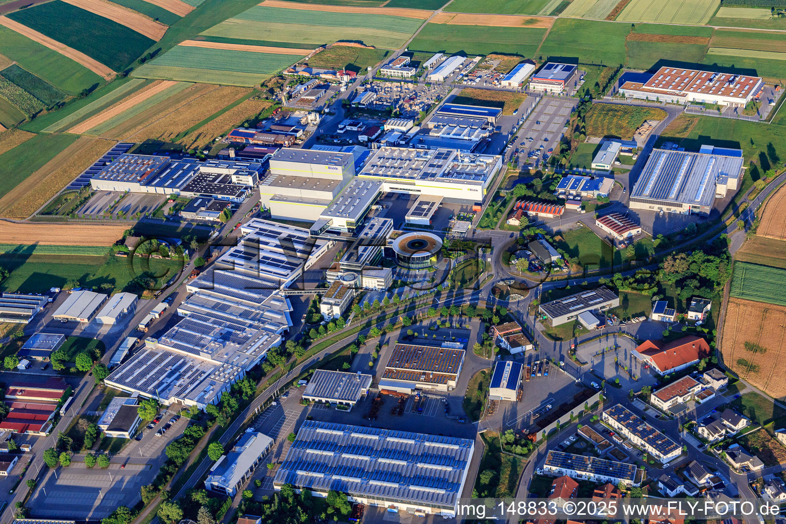 Vue aérienne de Parc industriel Maybachstraße avec Sülzle Stahlpartner GmbH, Flexco Europe GmbH, euroTECH Handling GmbH, chefbeschlag GmbH, MAFU Group et Blickle Räder+Rollen GmbH u. Cie KG à Rosenfeld dans le département Bade-Wurtemberg, Allemagne