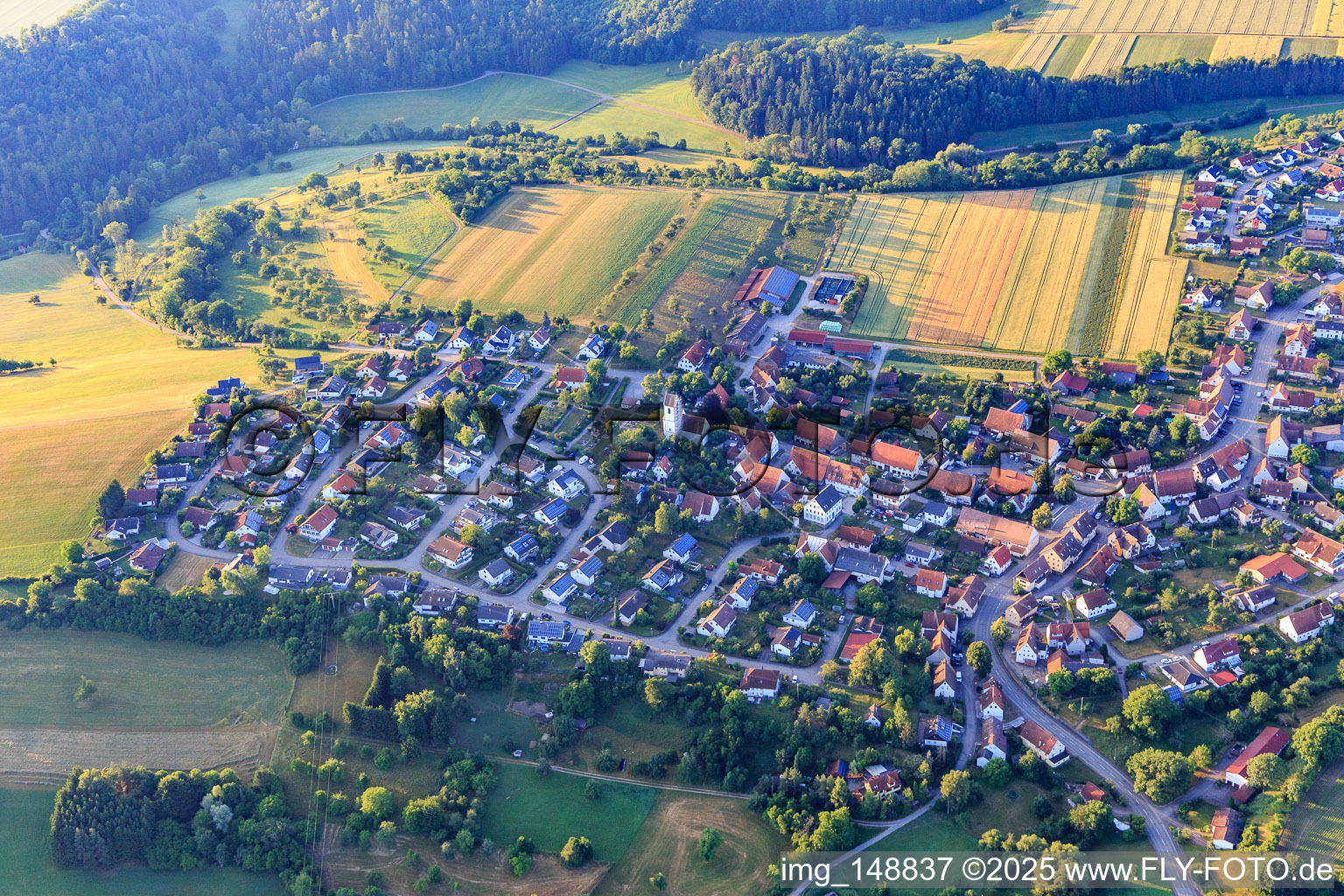 Vue aérienne de Vue de la ville depuis le nord-ouest à le quartier Isingen in Rosenfeld dans le département Bade-Wurtemberg, Allemagne