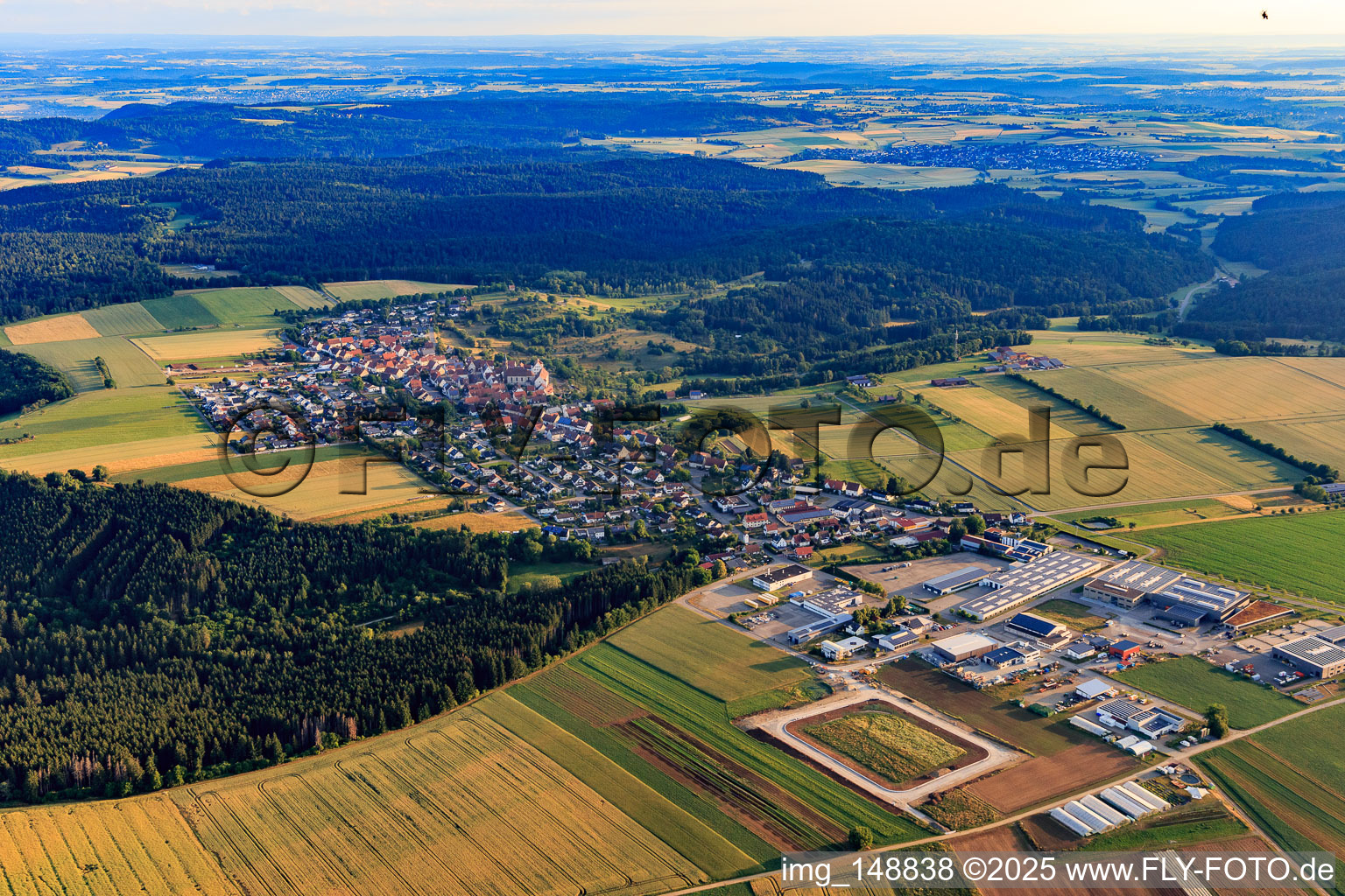 Vue aérienne de Vue de la ville depuis le sud à le quartier Binsdorf in Geislingen dans le département Bade-Wurtemberg, Allemagne
