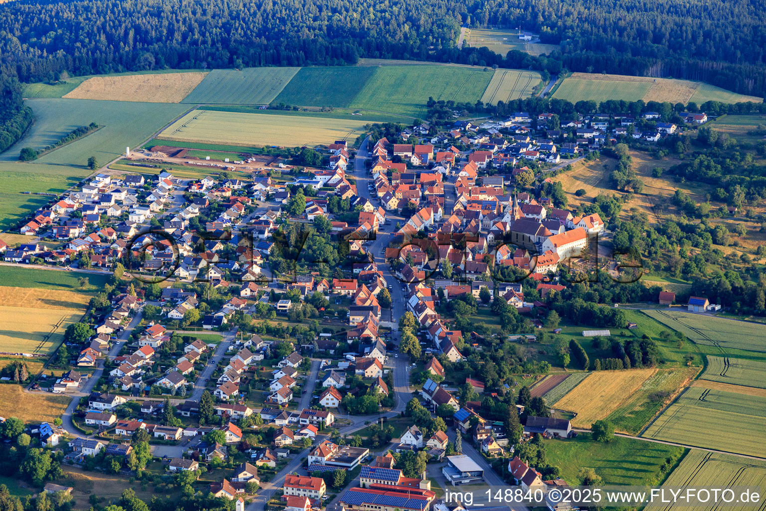 Vue aérienne de Centre-ville historique vu du sud avec l'église Saint-Marc, le monastère et l'école primaire à le quartier Binsdorf in Geislingen dans le département Bade-Wurtemberg, Allemagne
