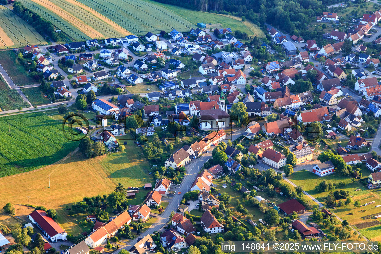 Vue aérienne de Centre du village avec l'église Saint-Sylvestre à le quartier Erlaheim in Geislingen dans le département Bade-Wurtemberg, Allemagne