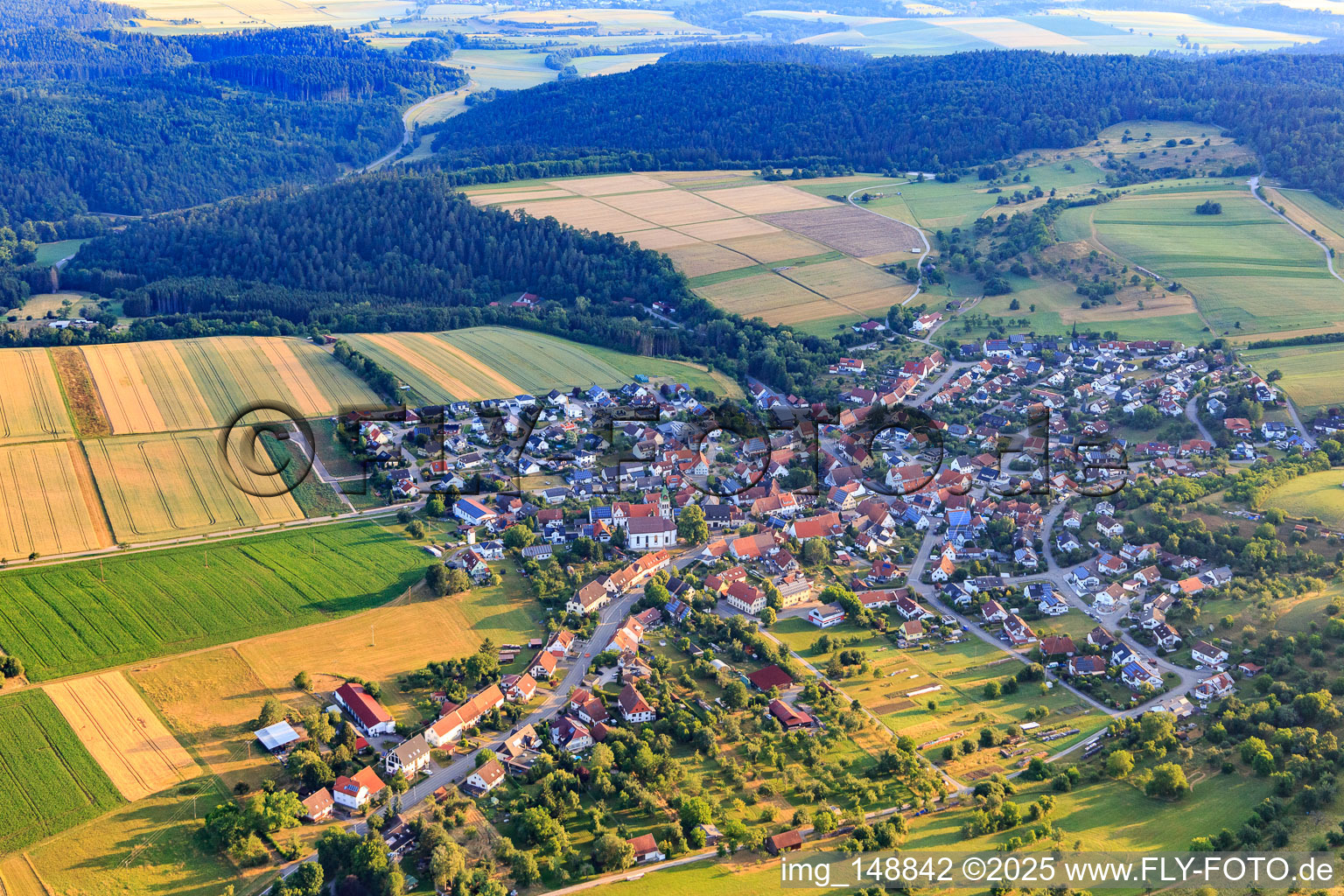 Vue aérienne de Centre du village vu du sud à le quartier Erlaheim in Geislingen dans le département Bade-Wurtemberg, Allemagne