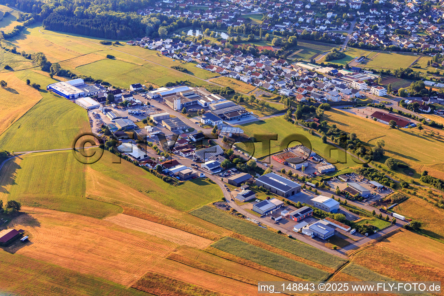 Vue aérienne de Zone industrielle Siemensstraße avec ESC GmbH, Techso GmbH et SF Schmid GbR Construction de jardins et de paysages à Geislingen dans le département Bade-Wurtemberg, Allemagne