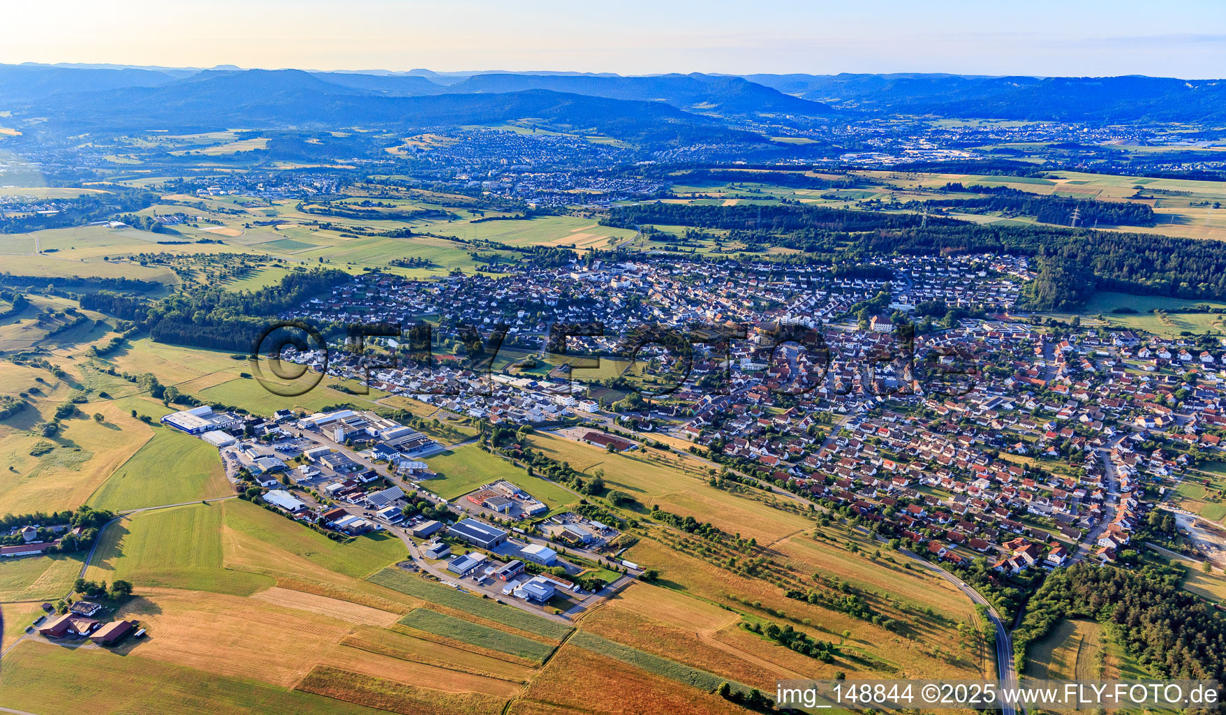 Vue aérienne de Vue de la ville depuis le nord-ouest derrière la zone industrielle Siemensstr à Geislingen dans le département Bade-Wurtemberg, Allemagne