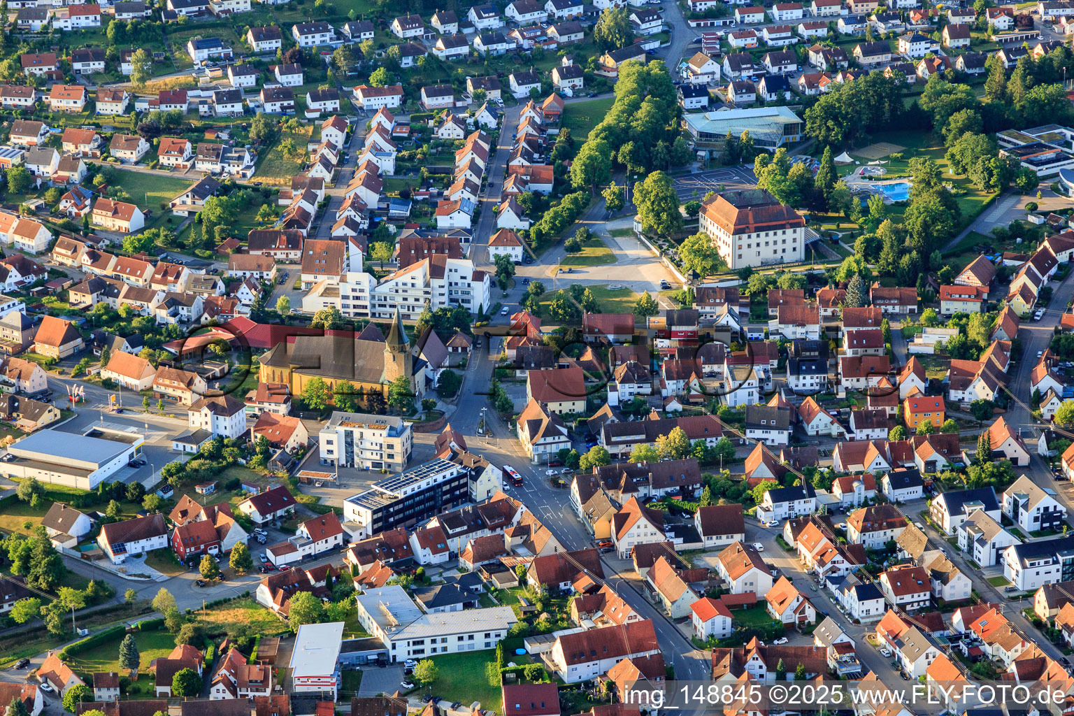 Vue aérienne de Centre-ville avec le château Geislingen et l'église Saint-Ulrich à Geislingen dans le département Bade-Wurtemberg, Allemagne