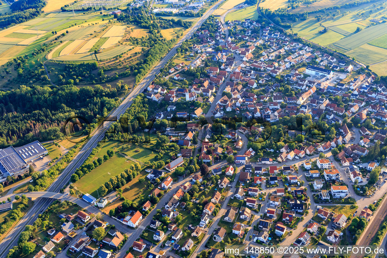 Vue aérienne de Vue du sud de ce côté de la B27 à le quartier Engstlatt in Balingen dans le département Bade-Wurtemberg, Allemagne