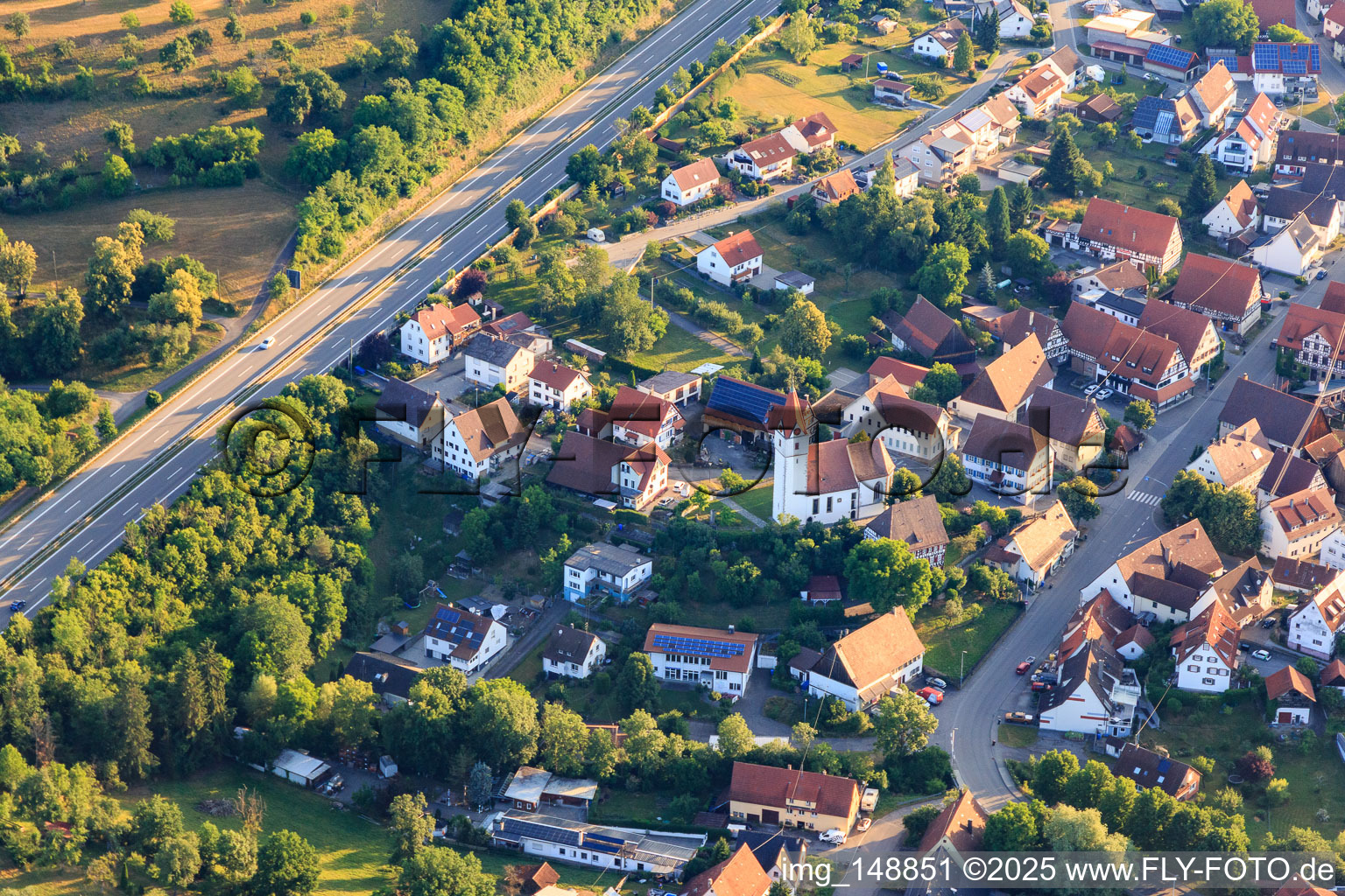 Vue aérienne de Vue de la ville avec l'église Saint-Pierre depuis le sud de ce côté de la B27 à le quartier Engstlatt in Balingen dans le département Bade-Wurtemberg, Allemagne