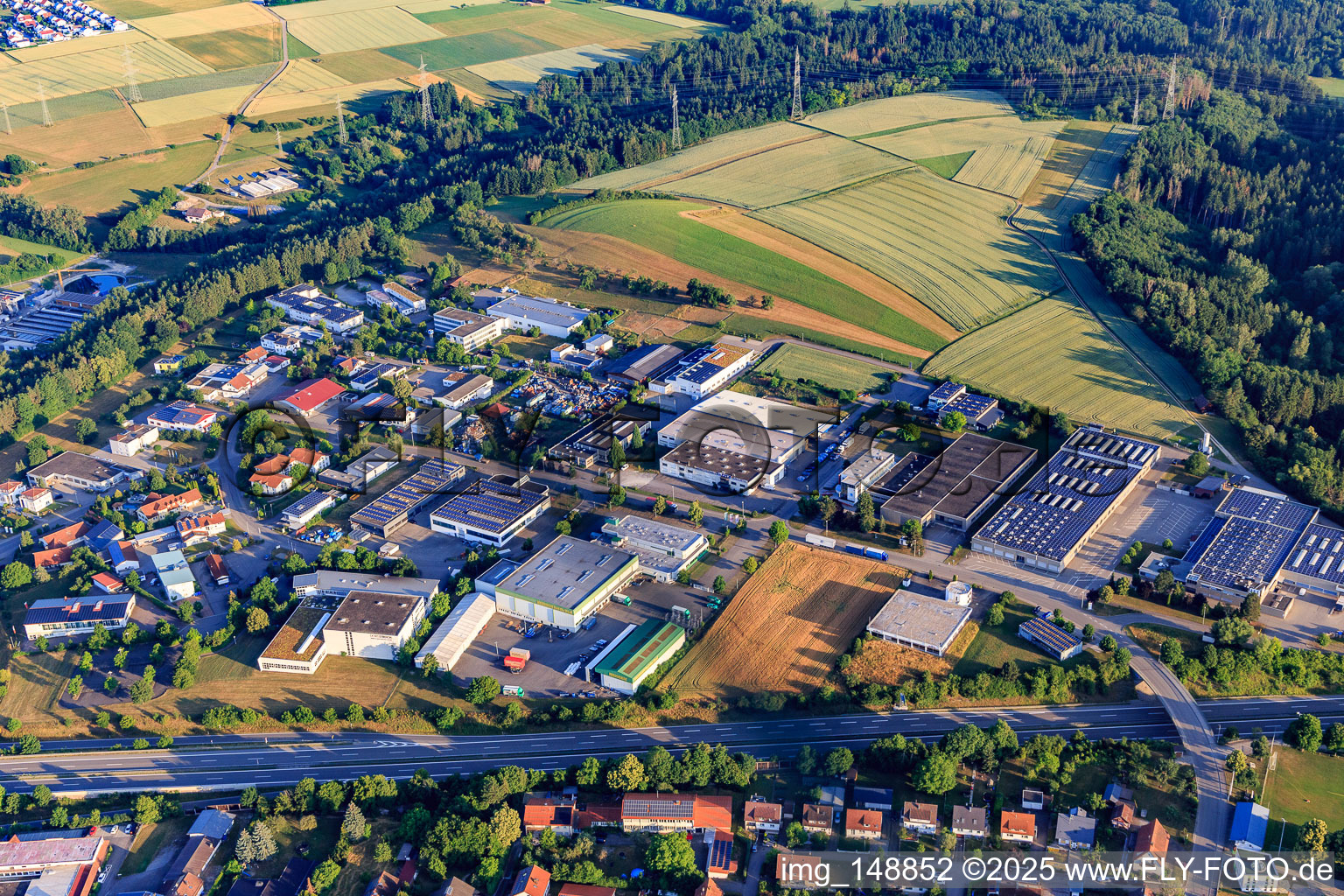 Vue aérienne de Zone industrielle Hölzlestraße avec usines de fabrication d'outils - Stanzerei Walter Götz GmbH, AKE Knebel GmbH & Co. KG et EZU-Metallwaren GmbH & Co. KG à le quartier Engstlatt in Balingen dans le département Bade-Wurtemberg, Allemagne