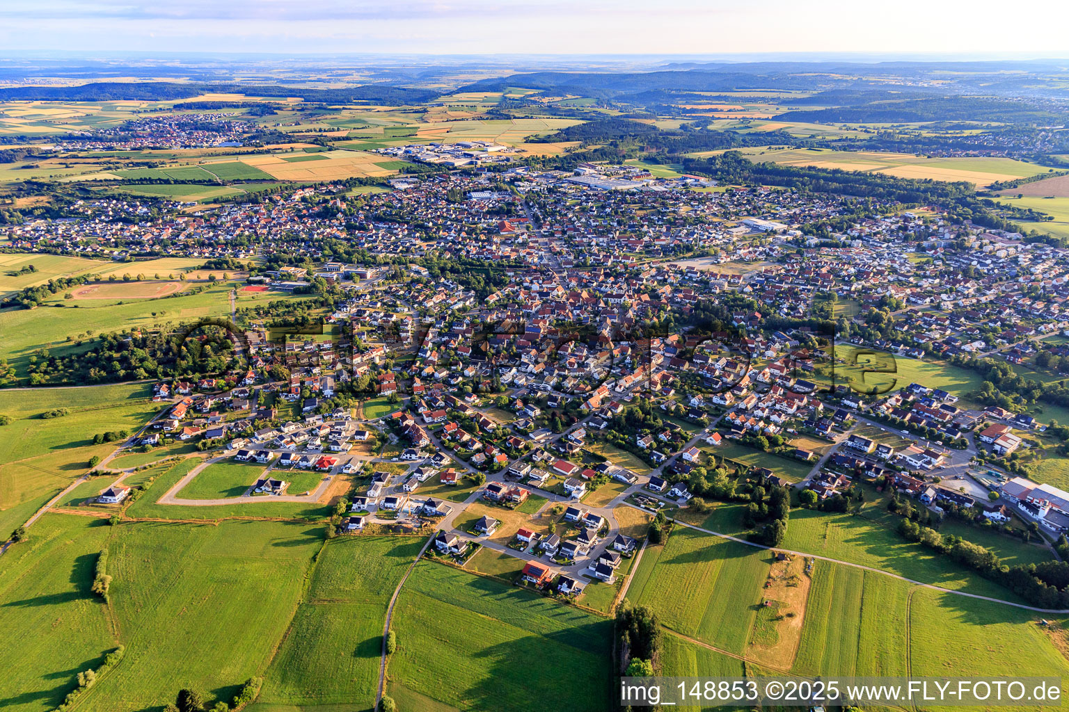 Vue aérienne de Vue de la ville depuis le sud à le quartier Steinhofen in Bisingen dans le département Bade-Wurtemberg, Allemagne