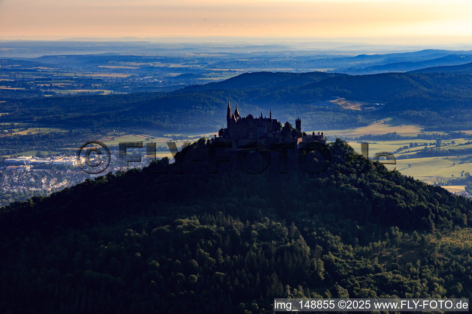 Vue aérienne de Le château de Hohenzollern vu du sud à le quartier Zimmern in Bisingen dans le département Bade-Wurtemberg, Allemagne