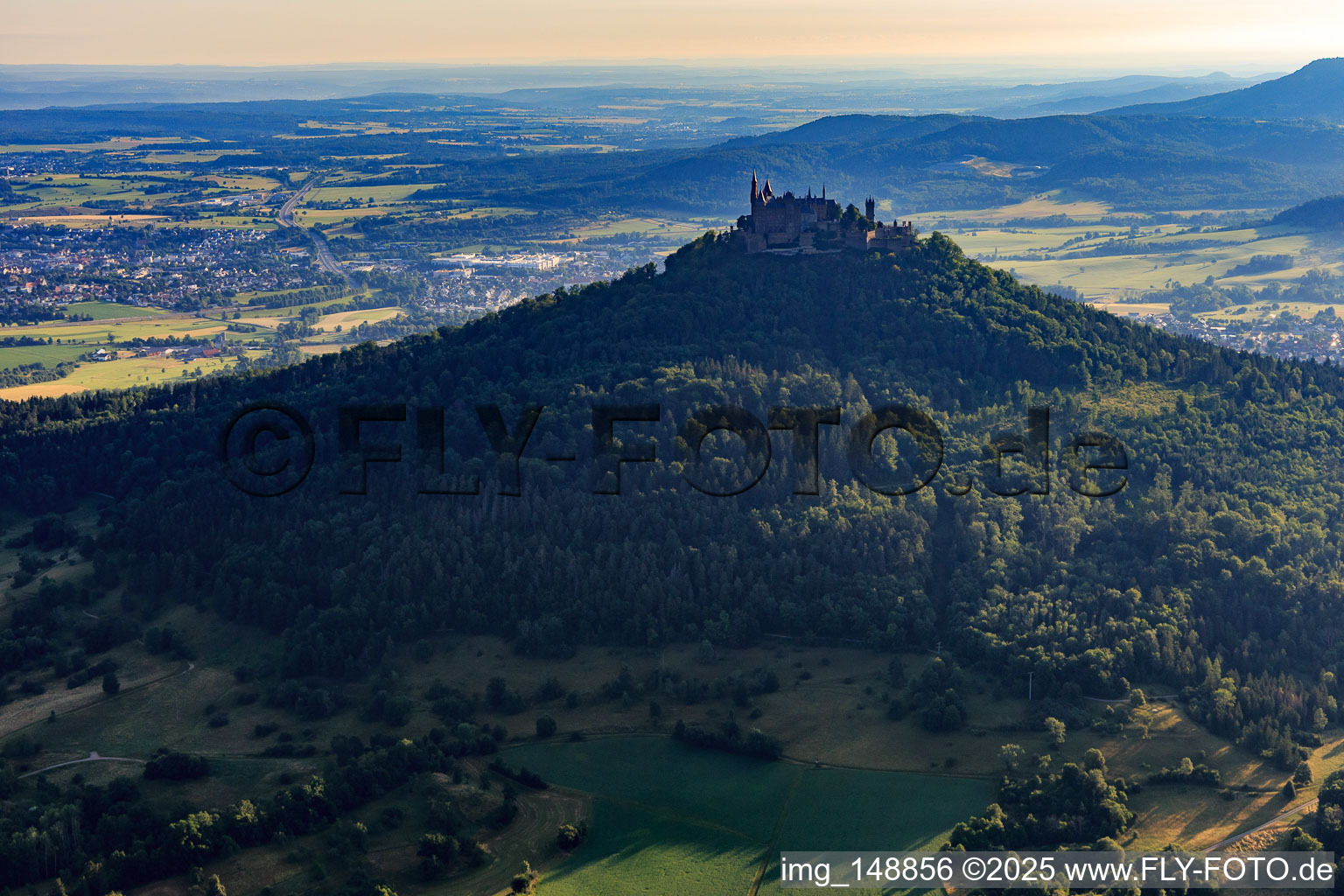 Vue aérienne de Le château de Hohenzollern vu du sud à le quartier Zimmern in Bisingen dans le département Bade-Wurtemberg, Allemagne