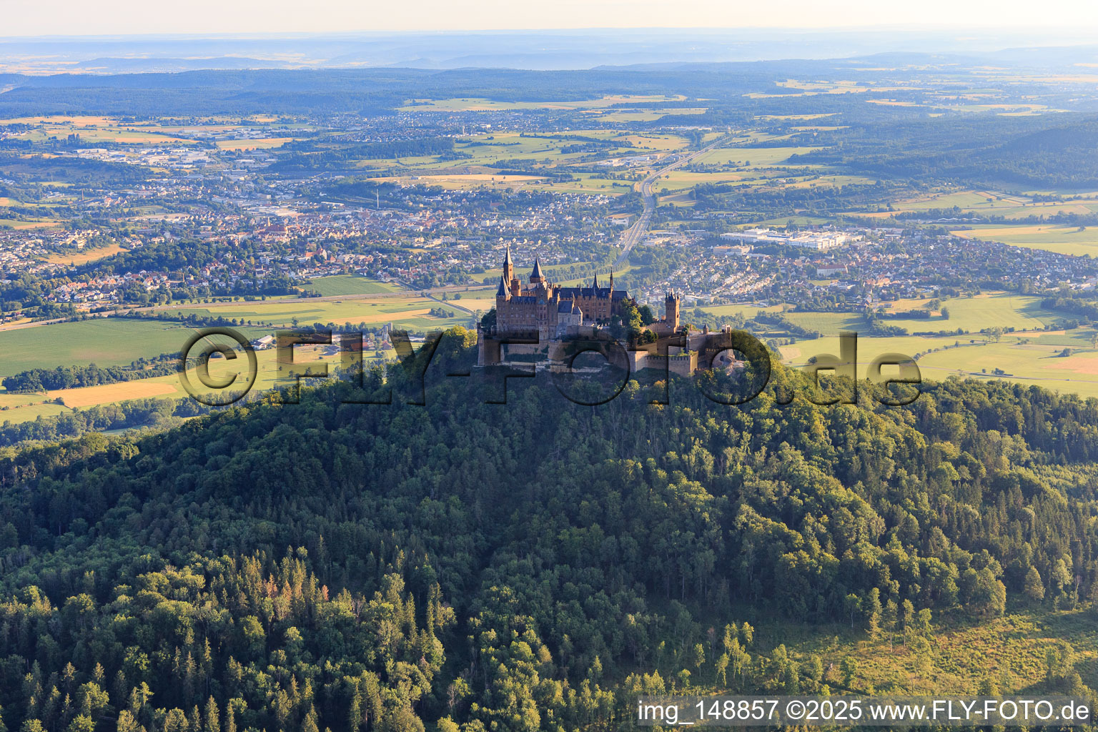 Photographie aérienne de Le château de Hohenzollern vu du sud à le quartier Zimmern in Bisingen dans le département Bade-Wurtemberg, Allemagne