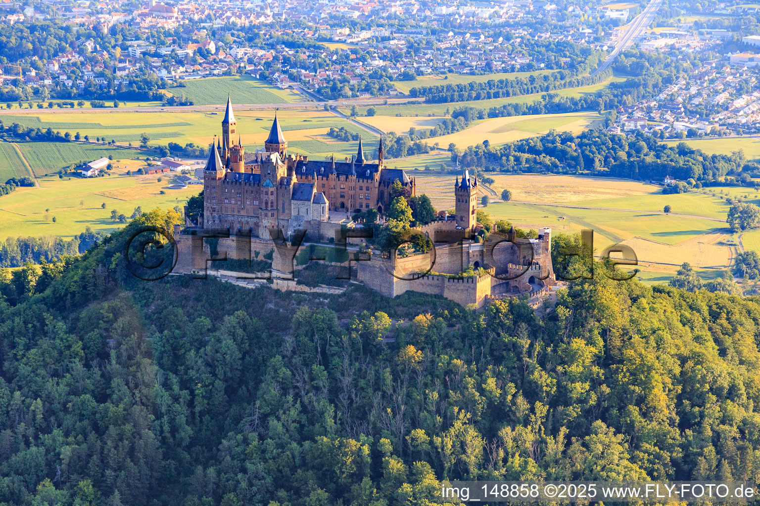Vue oblique de Le château de Hohenzollern vu du sud à le quartier Zimmern in Bisingen dans le département Bade-Wurtemberg, Allemagne