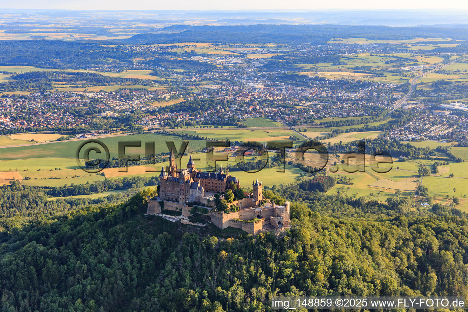 Le château de Hohenzollern vu du sud à le quartier Zimmern in Bisingen dans le département Bade-Wurtemberg, Allemagne d'en haut