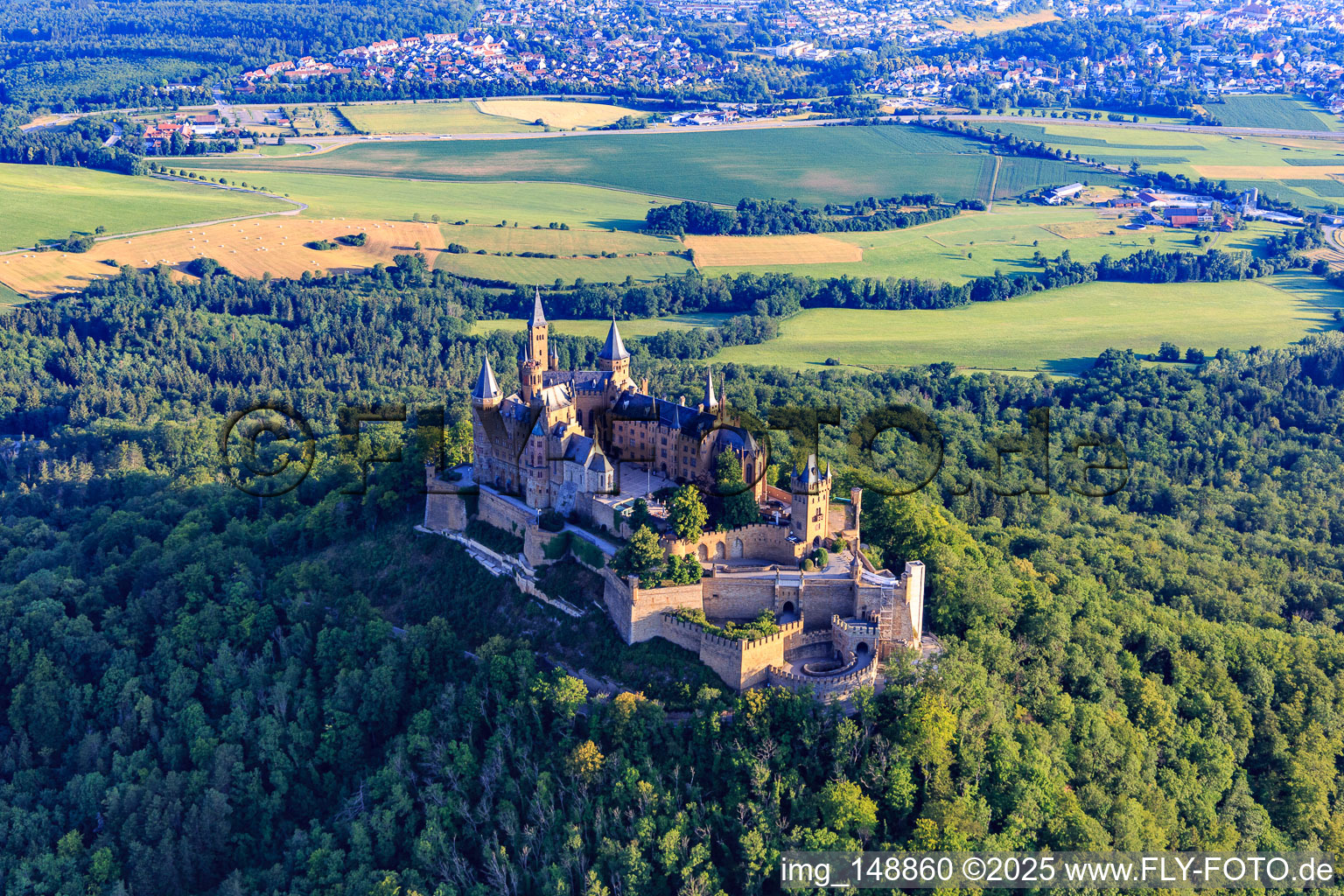 Vue aérienne de Château de Hohenzollern vu du sud-est à le quartier Zimmern in Bisingen dans le département Bade-Wurtemberg, Allemagne
