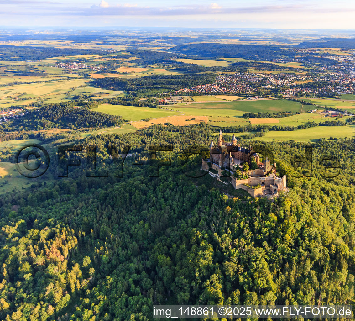 Vue aérienne de Château de Hohenzollern vu du sud-est à le quartier Zimmern in Bisingen dans le département Bade-Wurtemberg, Allemagne