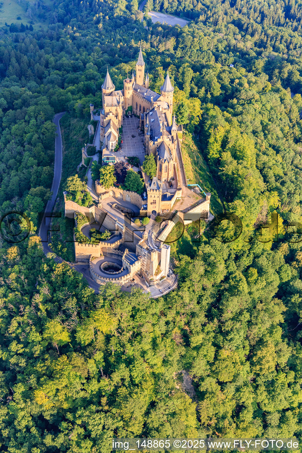 Château de Hohenzollern vu du sud-est à le quartier Zimmern in Bisingen dans le département Bade-Wurtemberg, Allemagne d'en haut