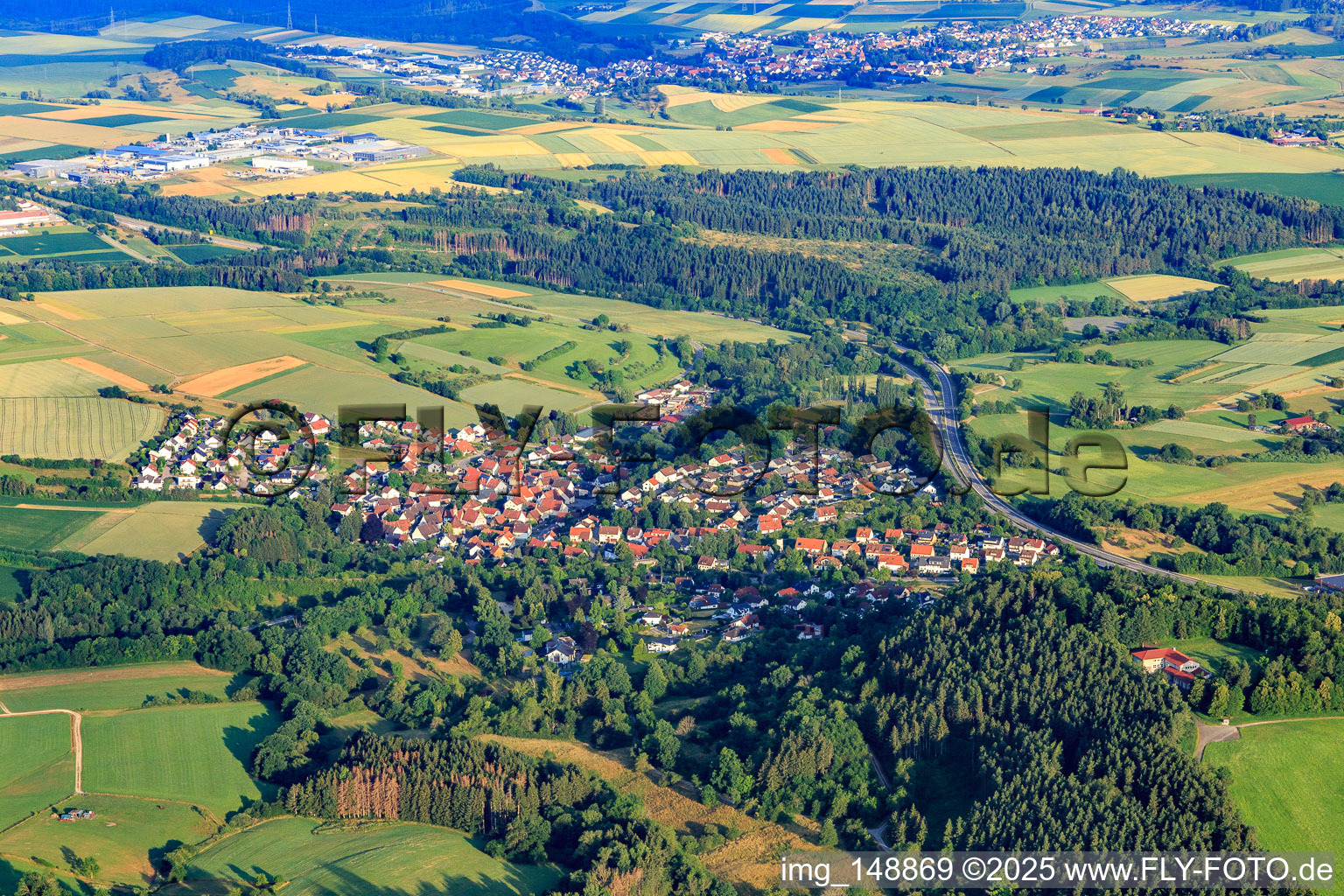 Vue aérienne de Vue de la ville depuis l'est à le quartier Wessingen in Bisingen dans le département Bade-Wurtemberg, Allemagne