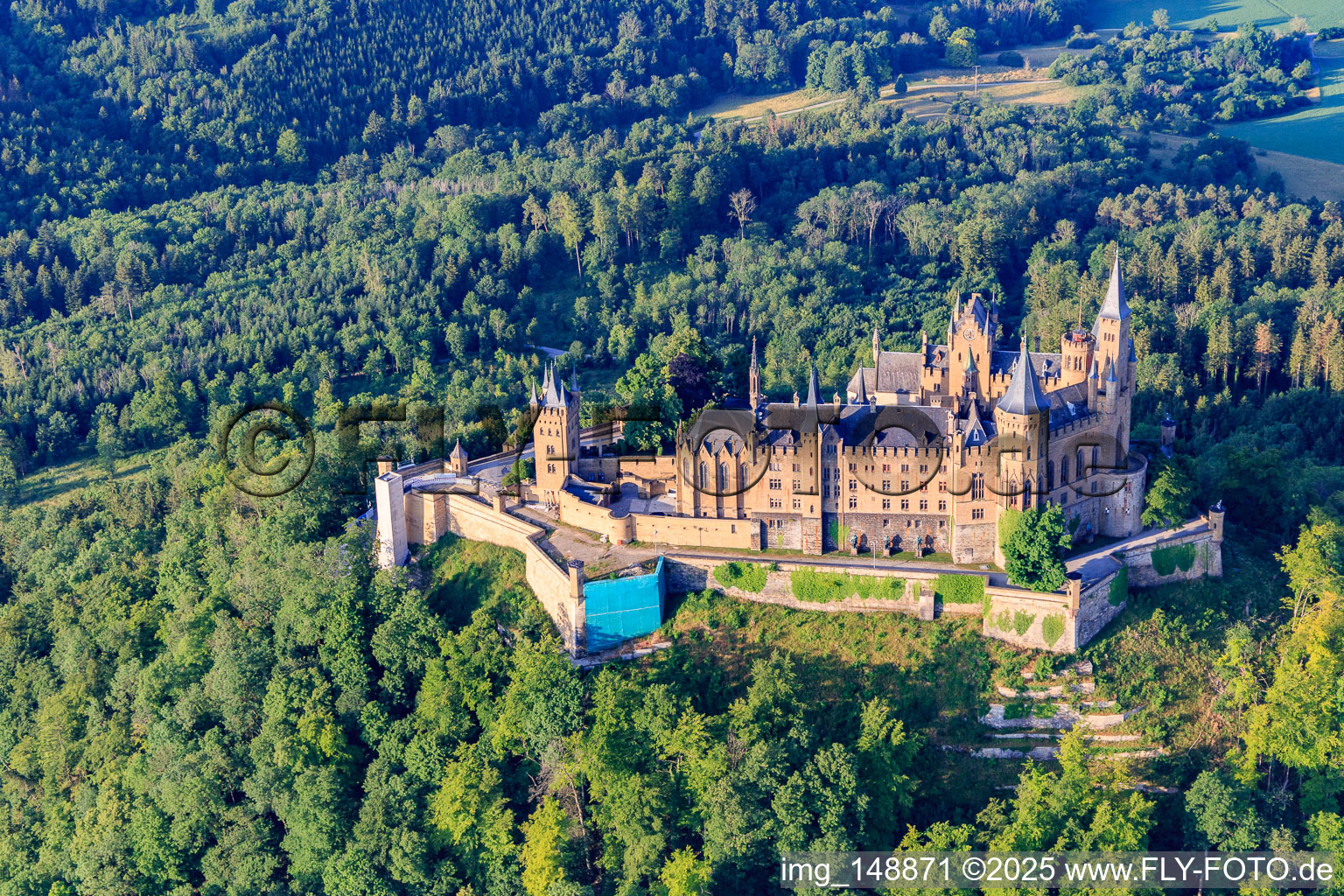 Vue aérienne de Château de Hohenzollern vu du nord à le quartier Boll in Hechingen dans le département Bade-Wurtemberg, Allemagne