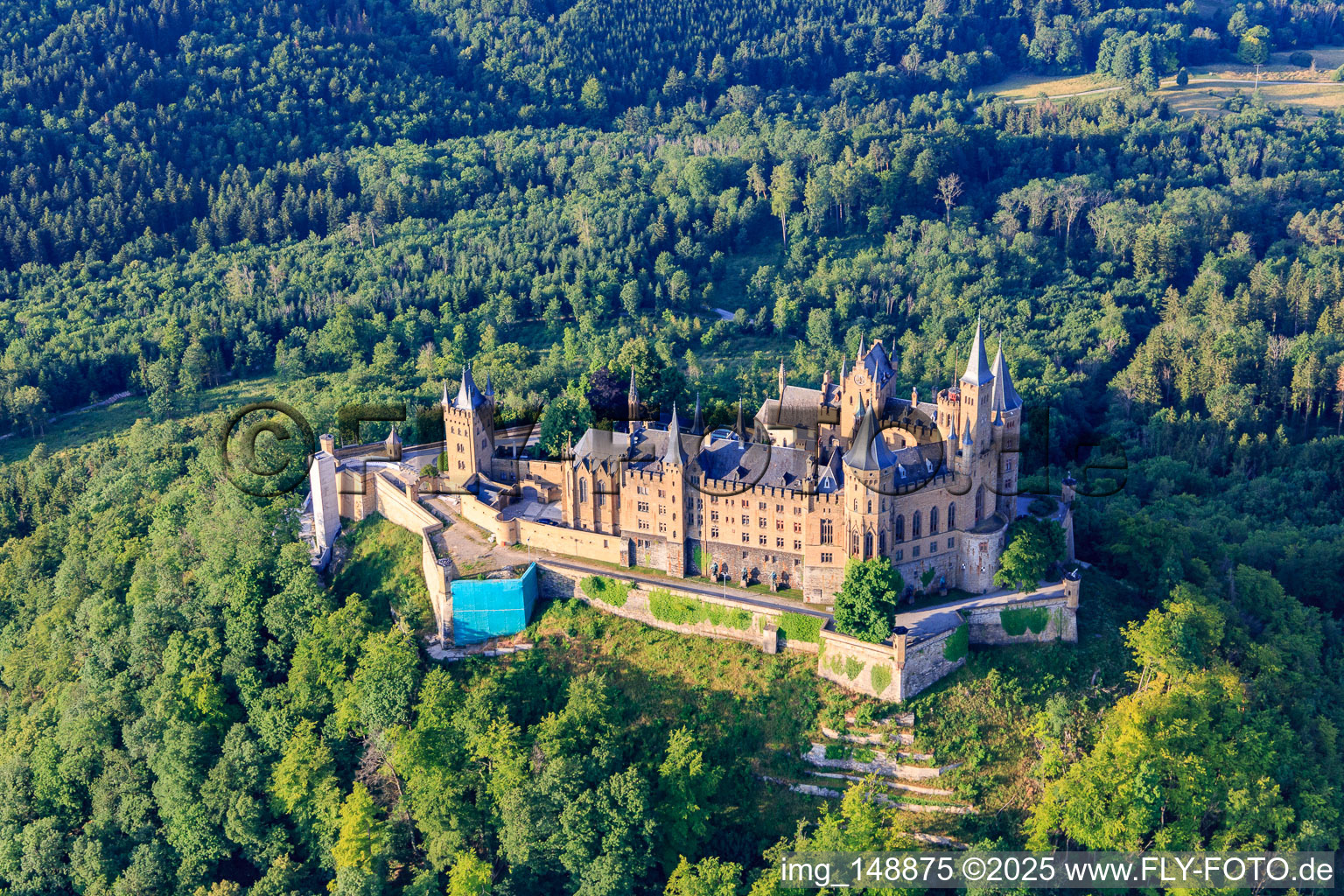Vue aérienne de Château de Hohenzollern vu du nord à le quartier Boll in Hechingen dans le département Bade-Wurtemberg, Allemagne