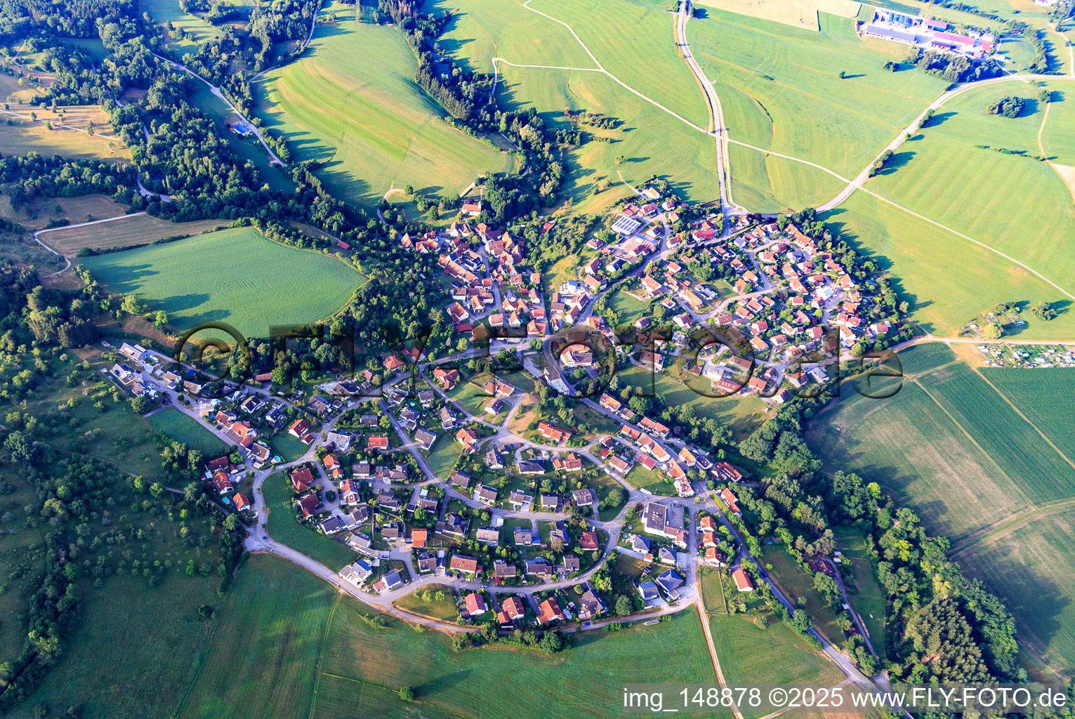 Vue aérienne de Vue d'ensemble du village depuis le nord à le quartier Zimmern in Bisingen dans le département Bade-Wurtemberg, Allemagne