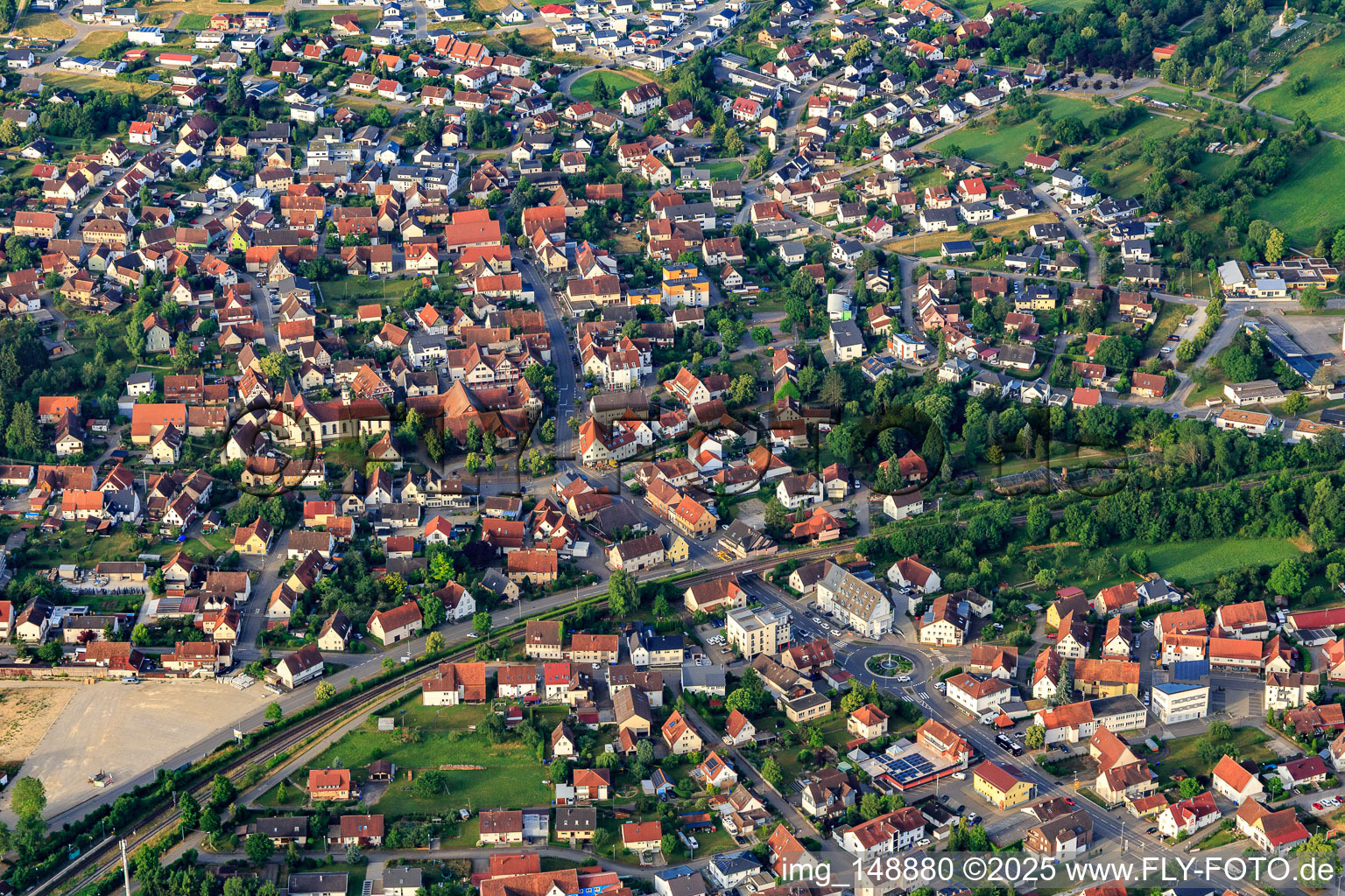 Vue aérienne de Vue de la ville depuis le nord avec Hohenzollernhalle et l'église Saint-Nicolas à le quartier Steinhofen in Bisingen dans le département Bade-Wurtemberg, Allemagne