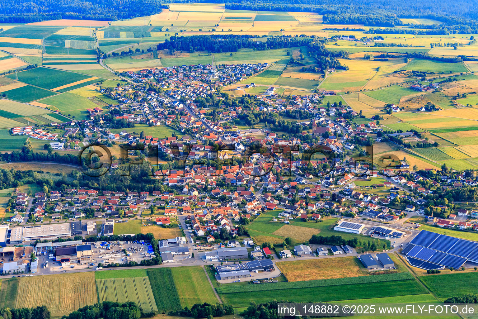 Vue aérienne de Vue de la ville depuis le sud avec Winema Maschinenbau GmbH et CHROMOnorm GmbH à Grosselfingen dans le département Bade-Wurtemberg, Allemagne